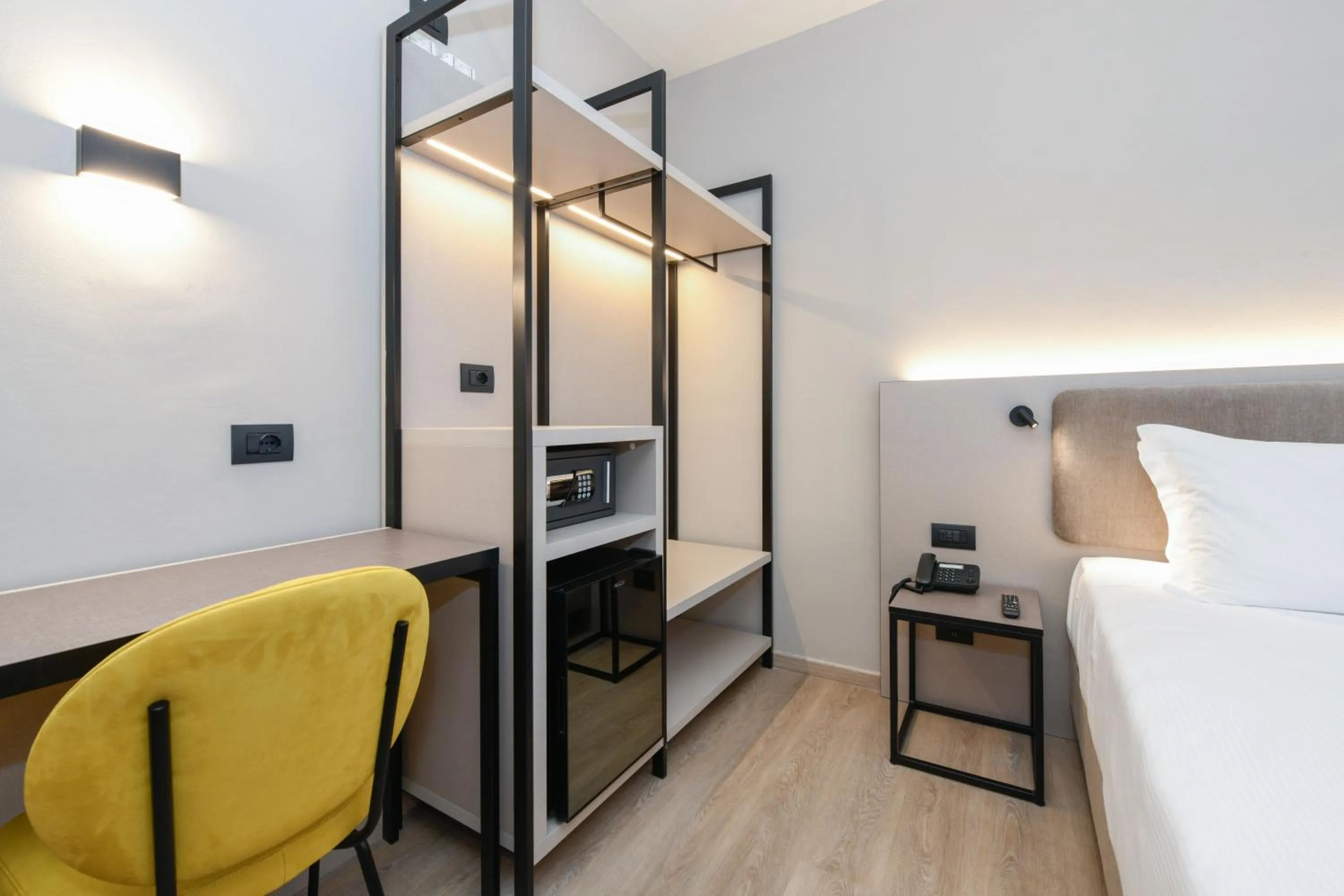 Communal lounge/ TV room, Bed in Best Western Hotel Garda