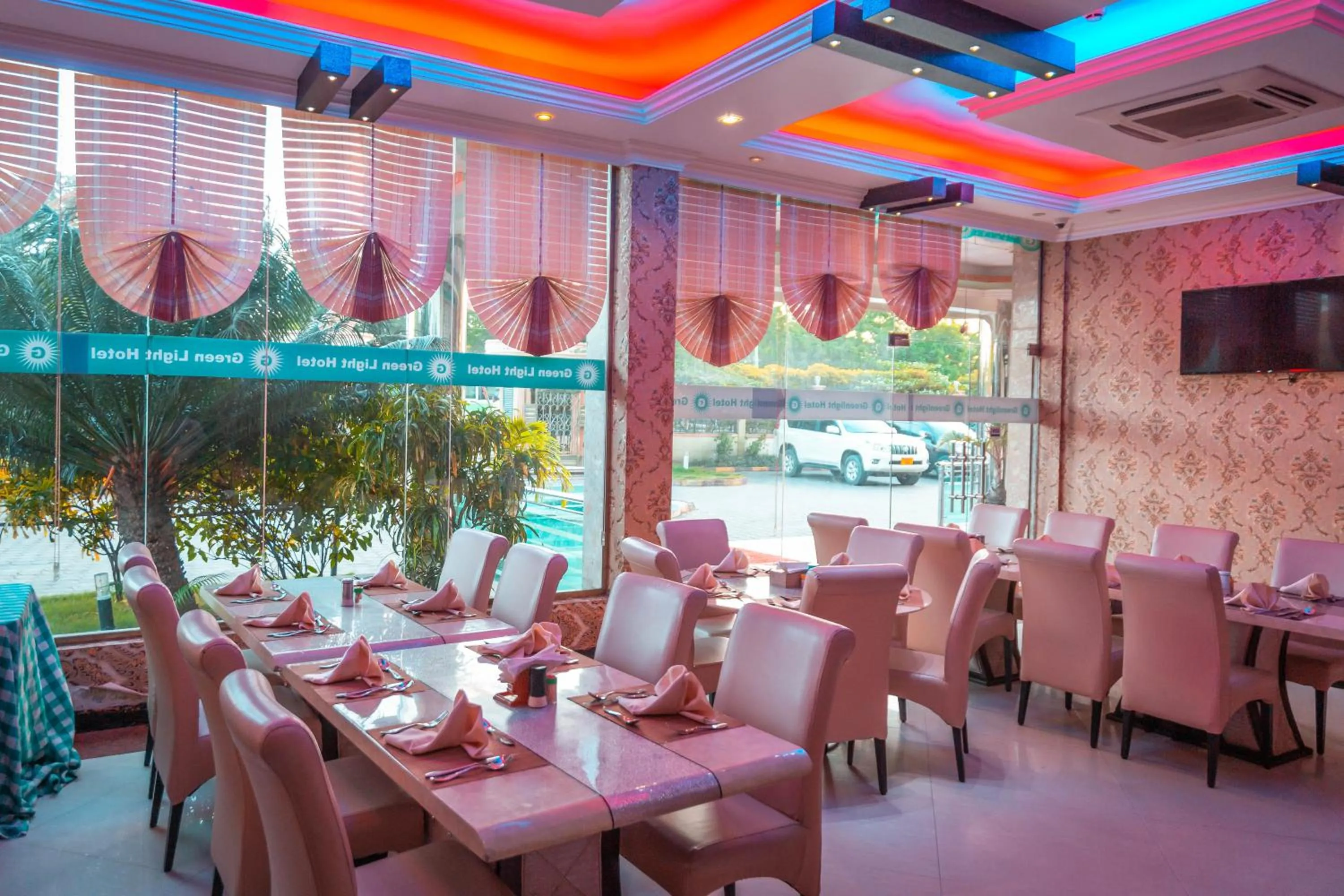 Restaurant/places to eat in Greenlight Hotel