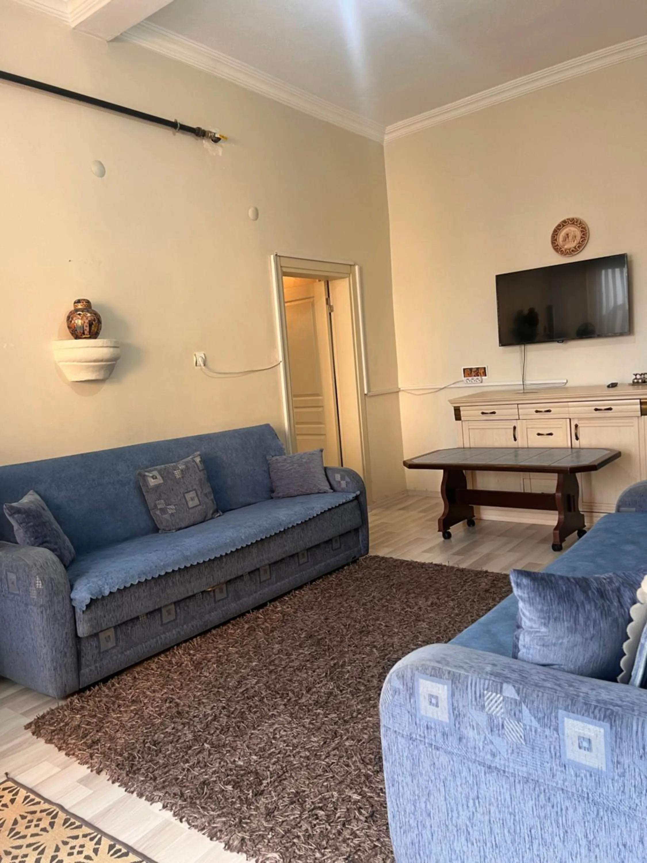 Communal lounge/ TV room in Uluyol Stone House