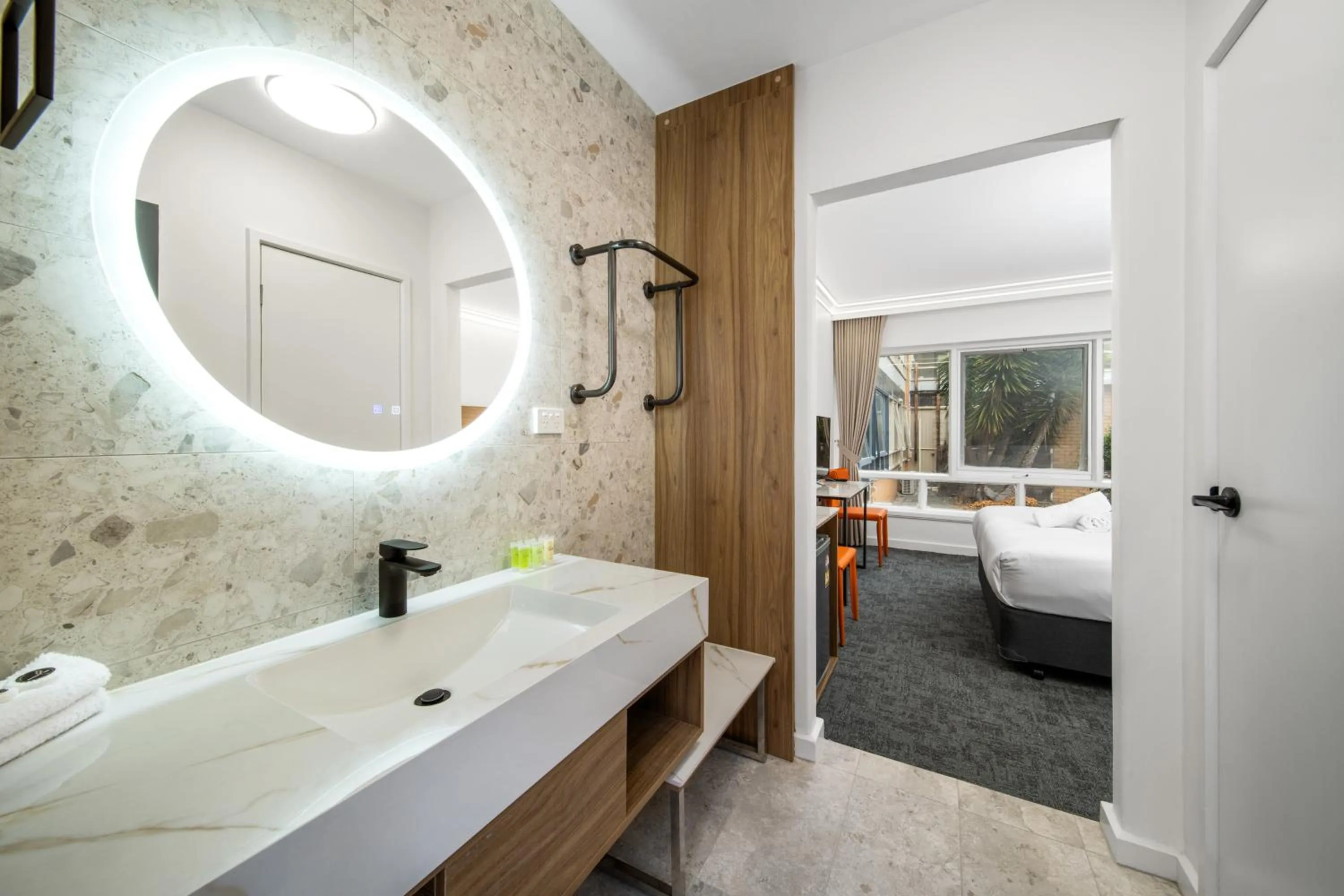 Bathroom, Bed in Kingsway Motel Geelong