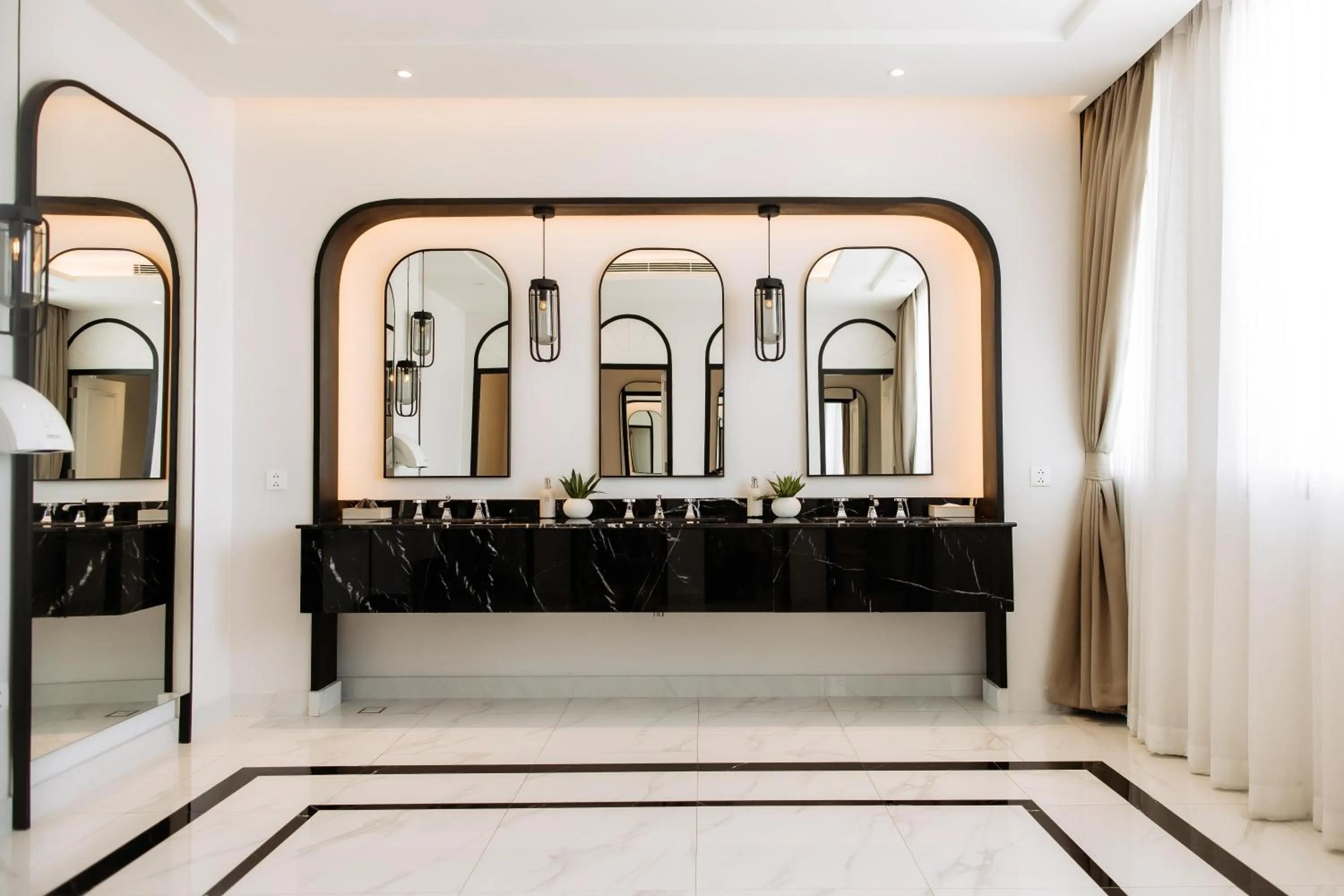 Toilet in Souphattra Hotel Vientiane