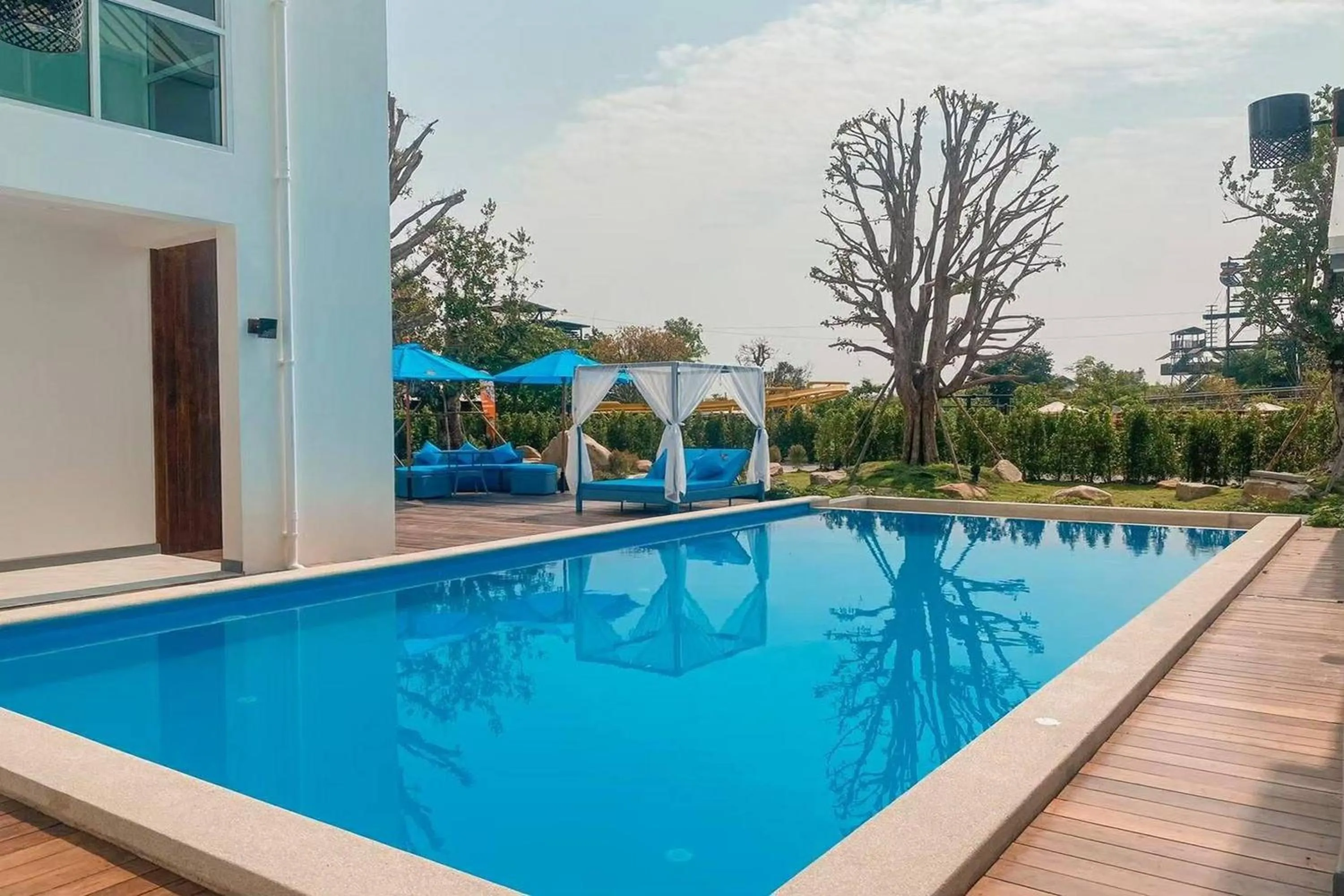 Swimming pool in Buffalo Island Resort