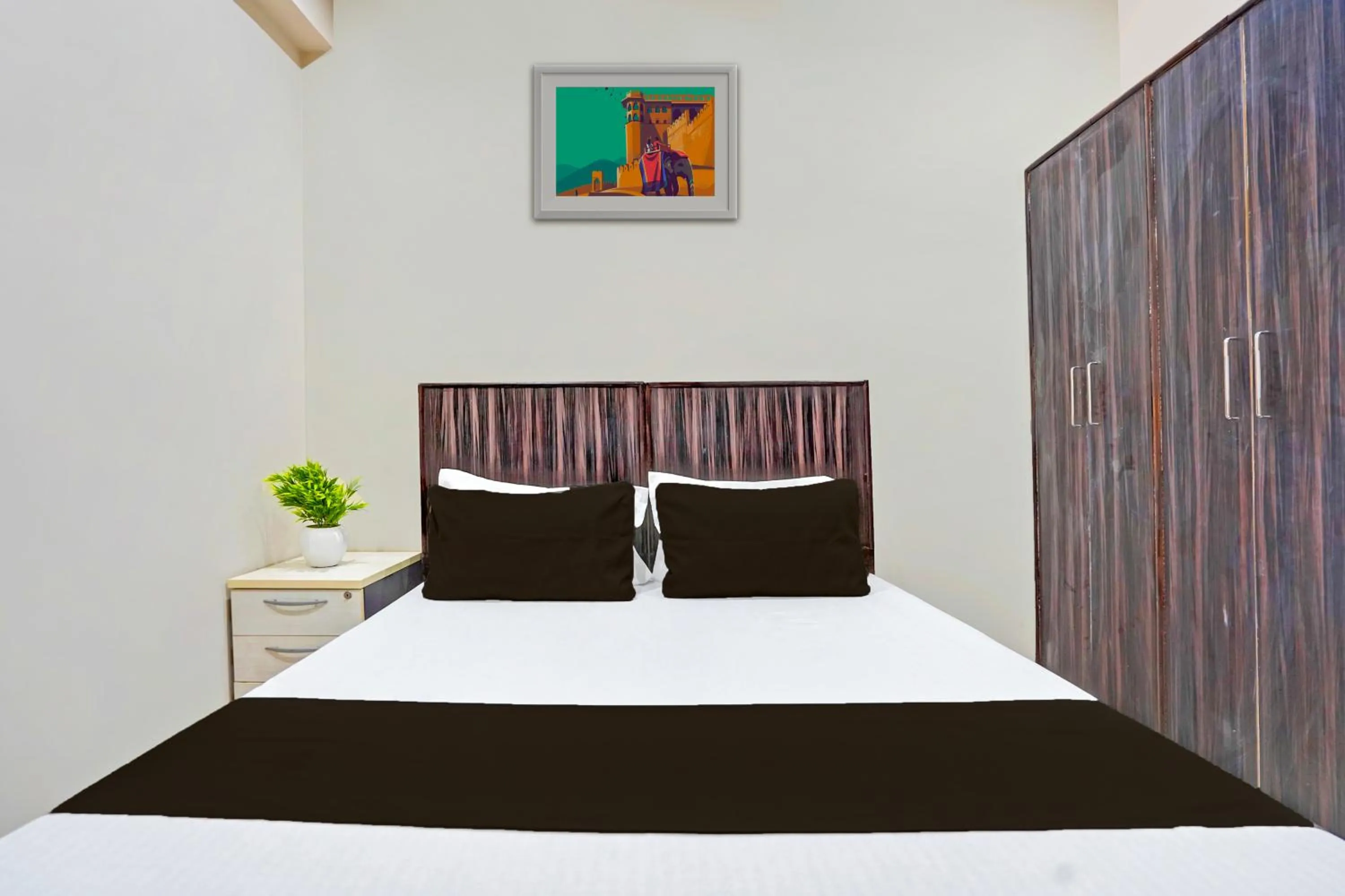 Bedroom, Bed in Super Hotel O Shree Jee Inn Guest House