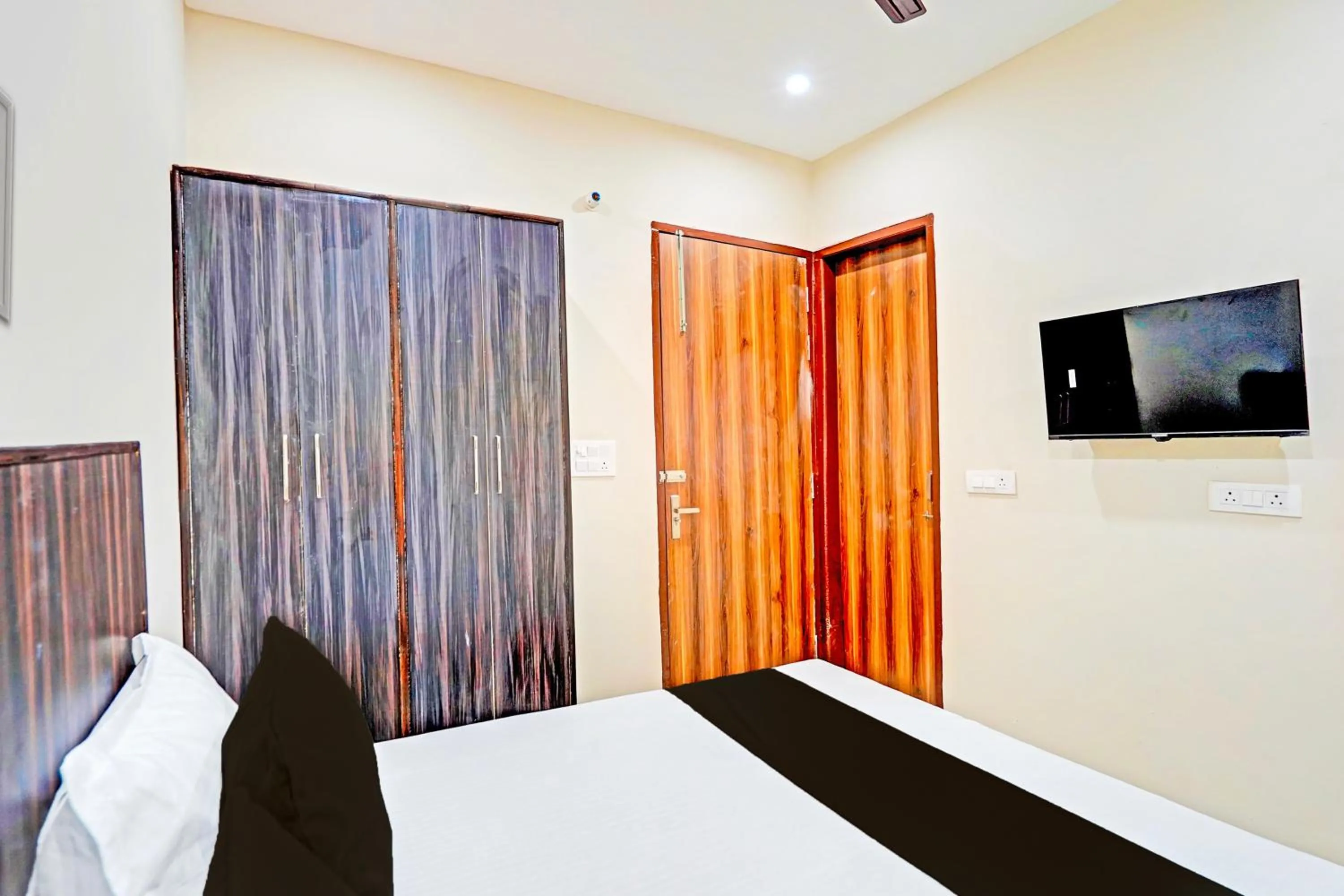 Bedroom, Bed in Super Hotel O Shree Jee Inn Guest House