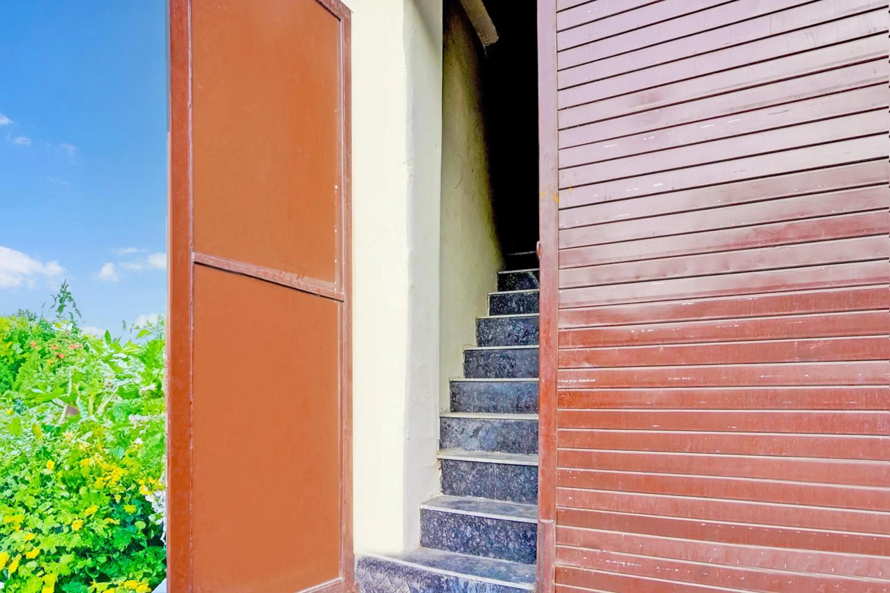 Facade/entrance in Super Hotel O Shree Jee Inn Guest House