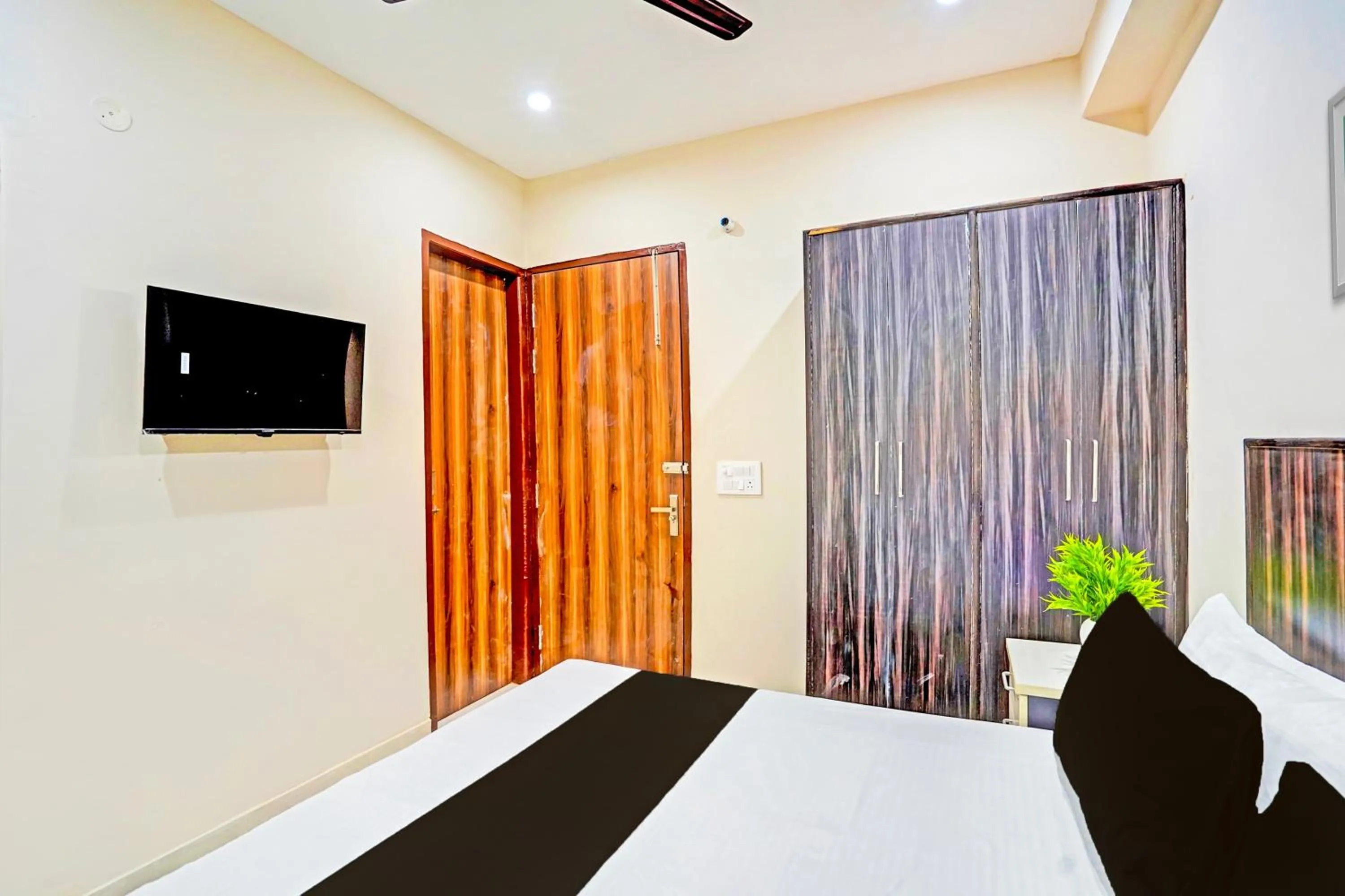 Bedroom, Bed in Super Hotel O Shree Jee Inn Guest House