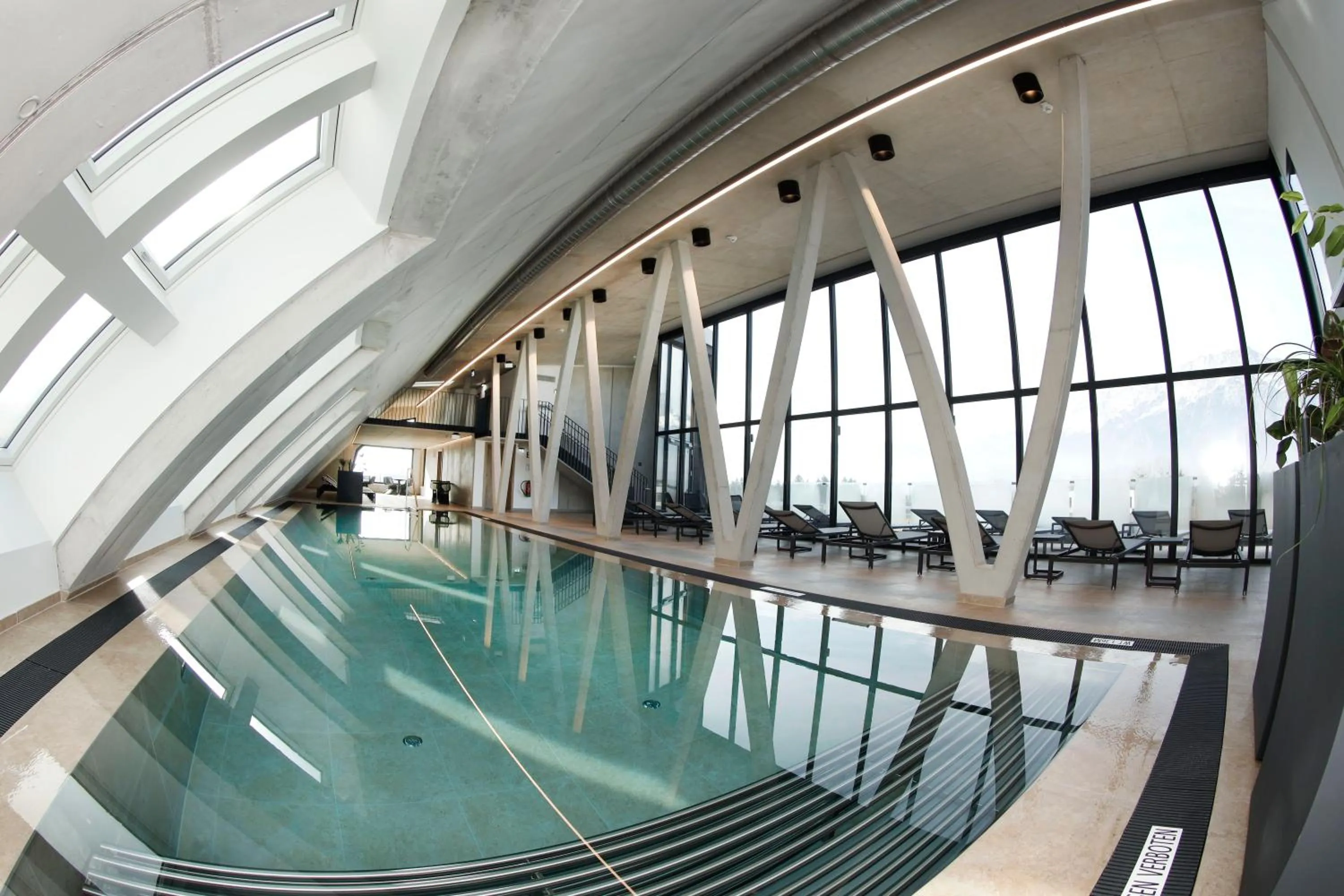 Pool view in Hotel im Zentrum für Visionen