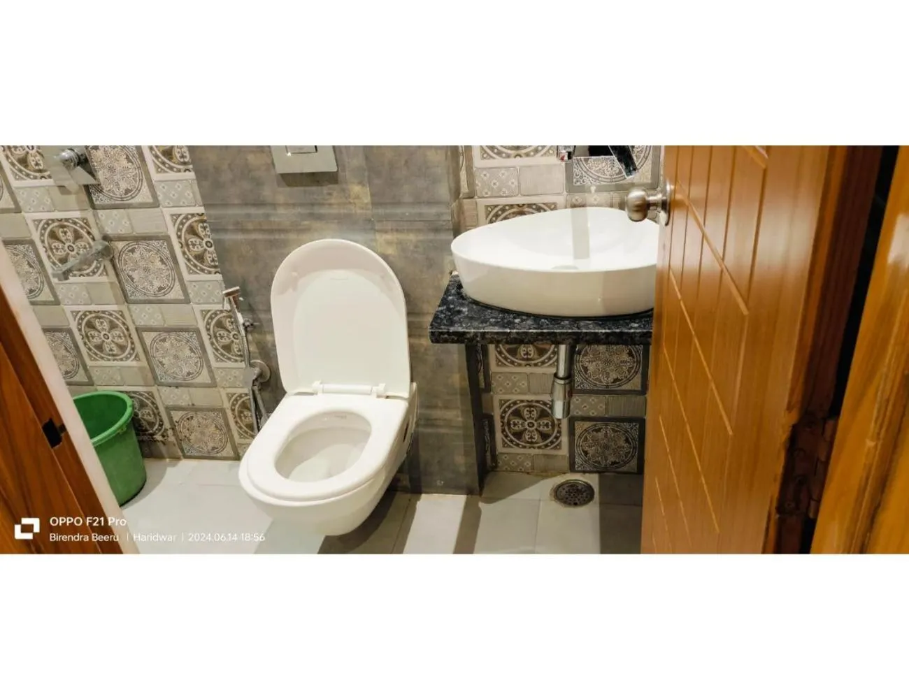 Toilet in Hotel Ganges Park, Haridwar