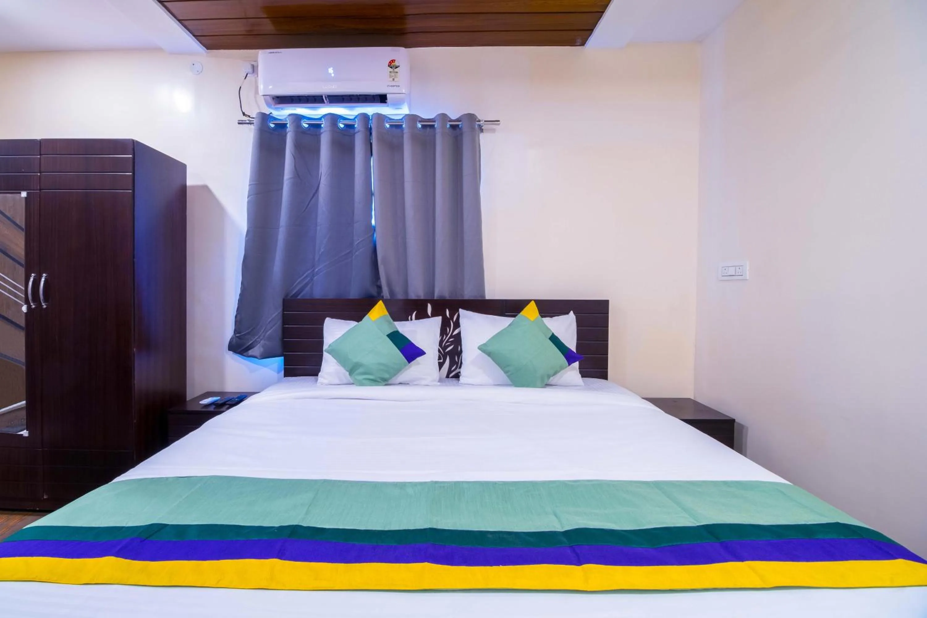 Bedroom, Bed in Treebo The Address Inn Mehdipatnam