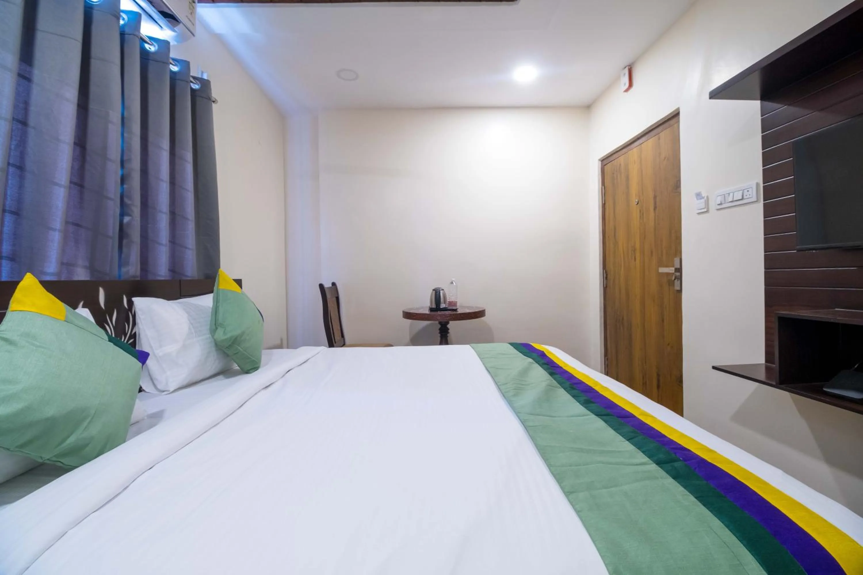 Bedroom, Bed in Treebo The Address Inn Mehdipatnam