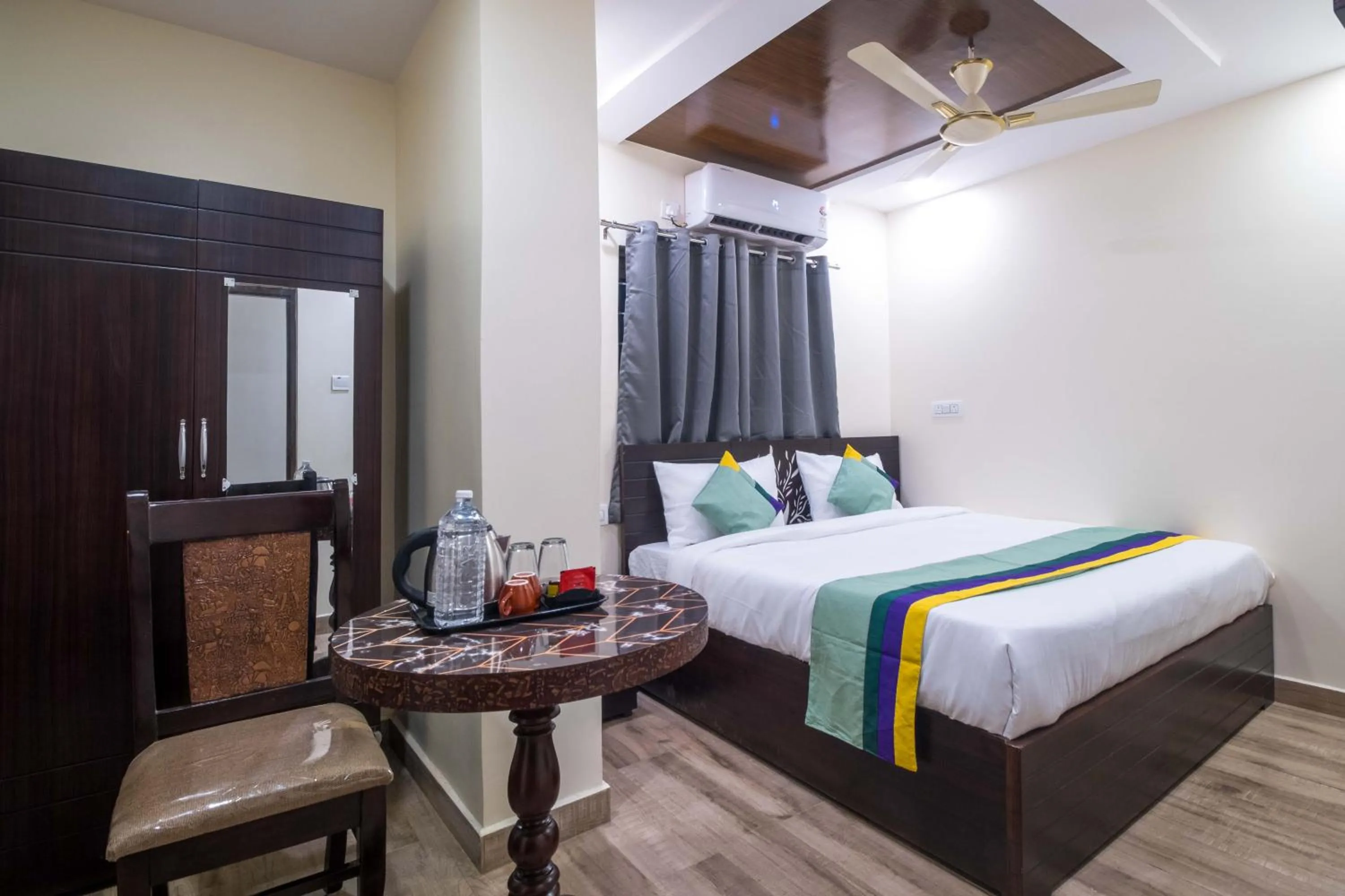 Bedroom, Bed in Treebo The Address Inn Mehdipatnam