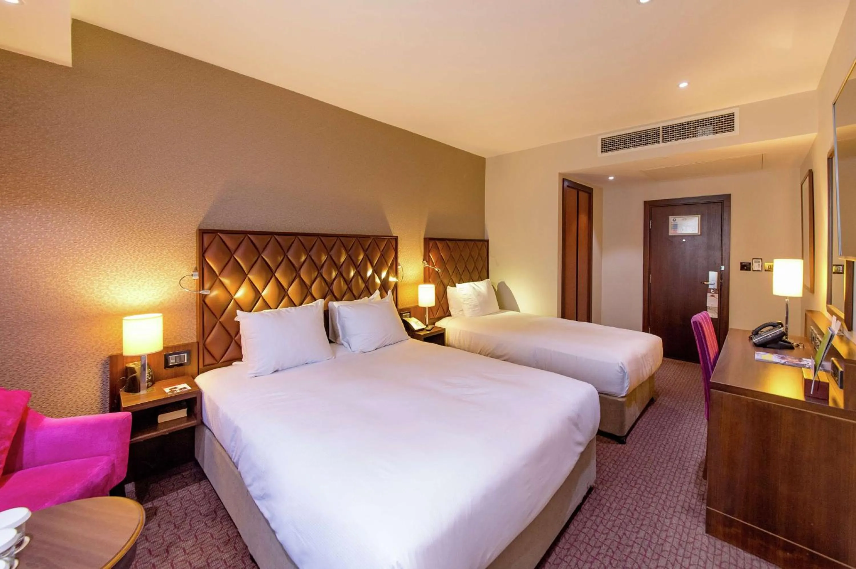 Bedroom, Bed in DoubleTree by Hilton Hotel London - Marble Arch