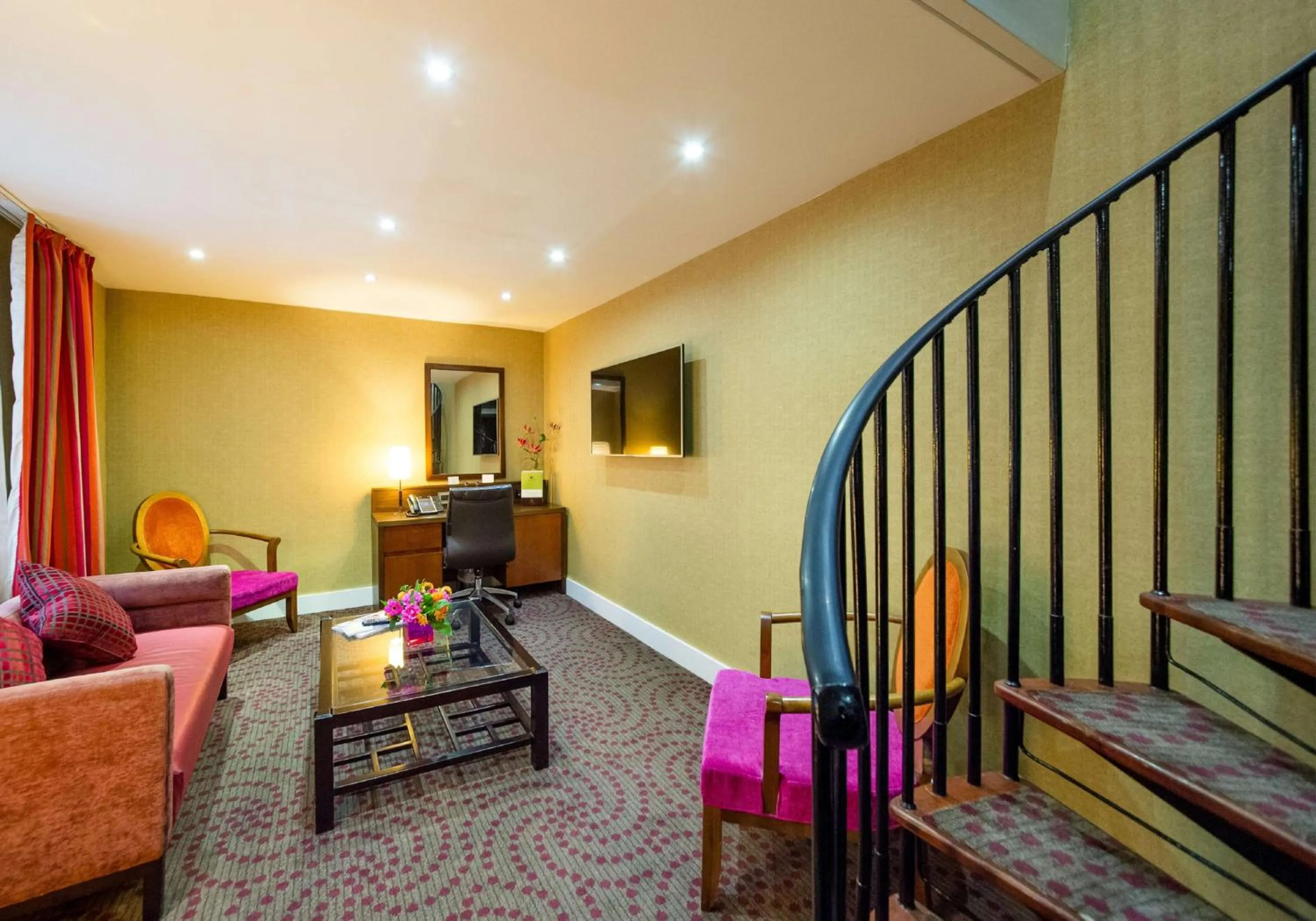 Living room in DoubleTree by Hilton Hotel London - Marble Arch