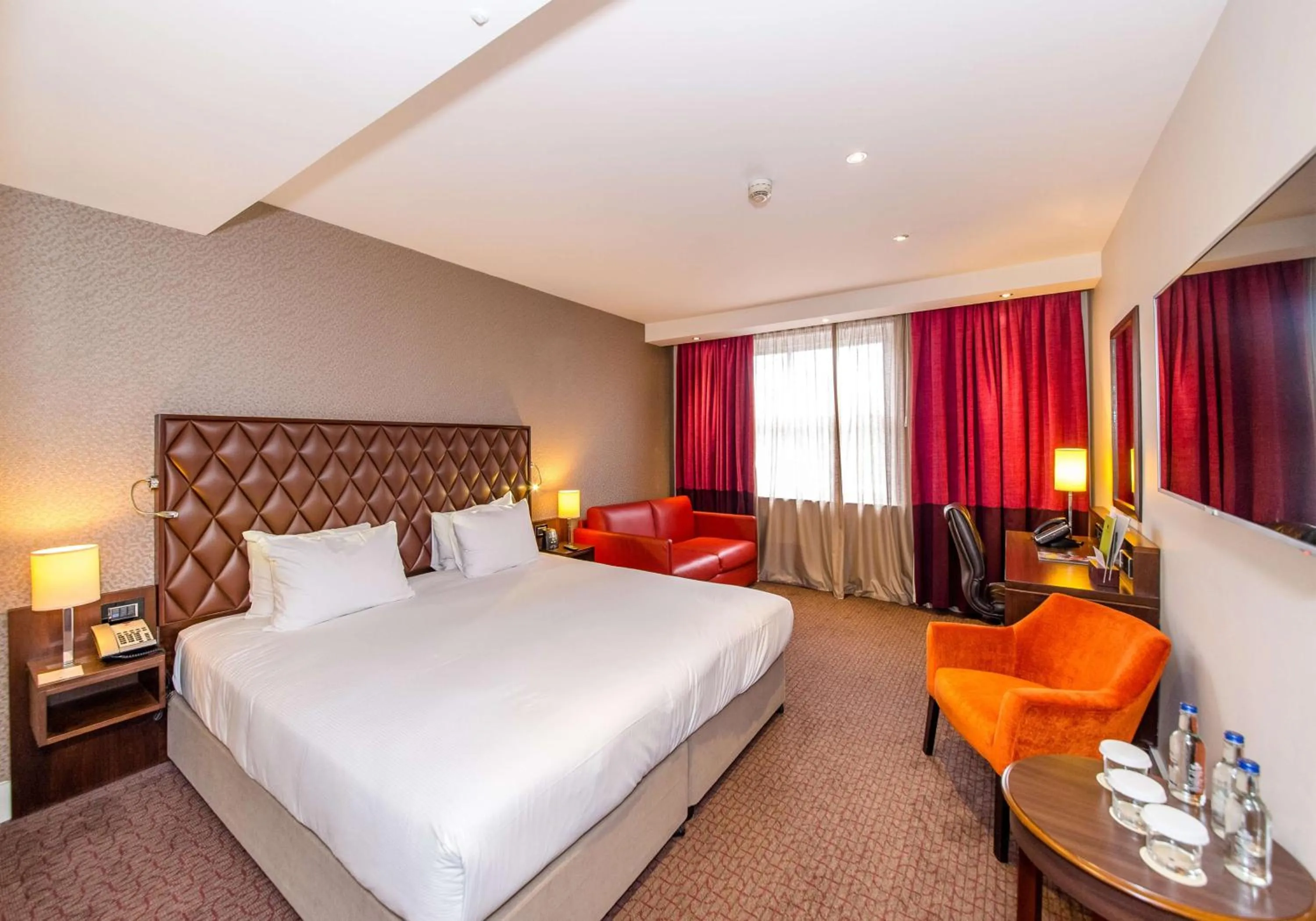 Living room, Bed in DoubleTree by Hilton Hotel London - Marble Arch