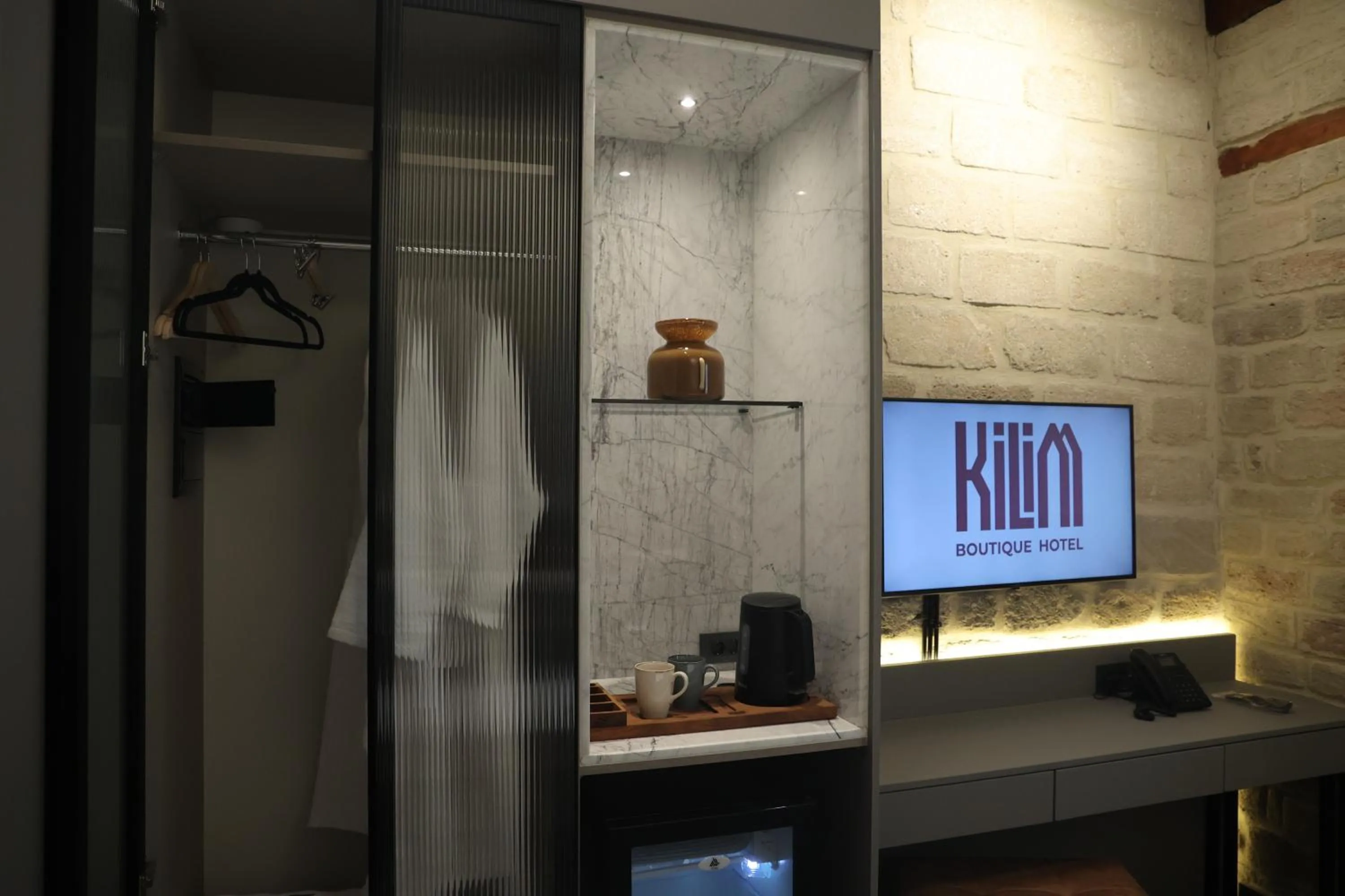 TV and multimedia in Kilim Boutique Hotel