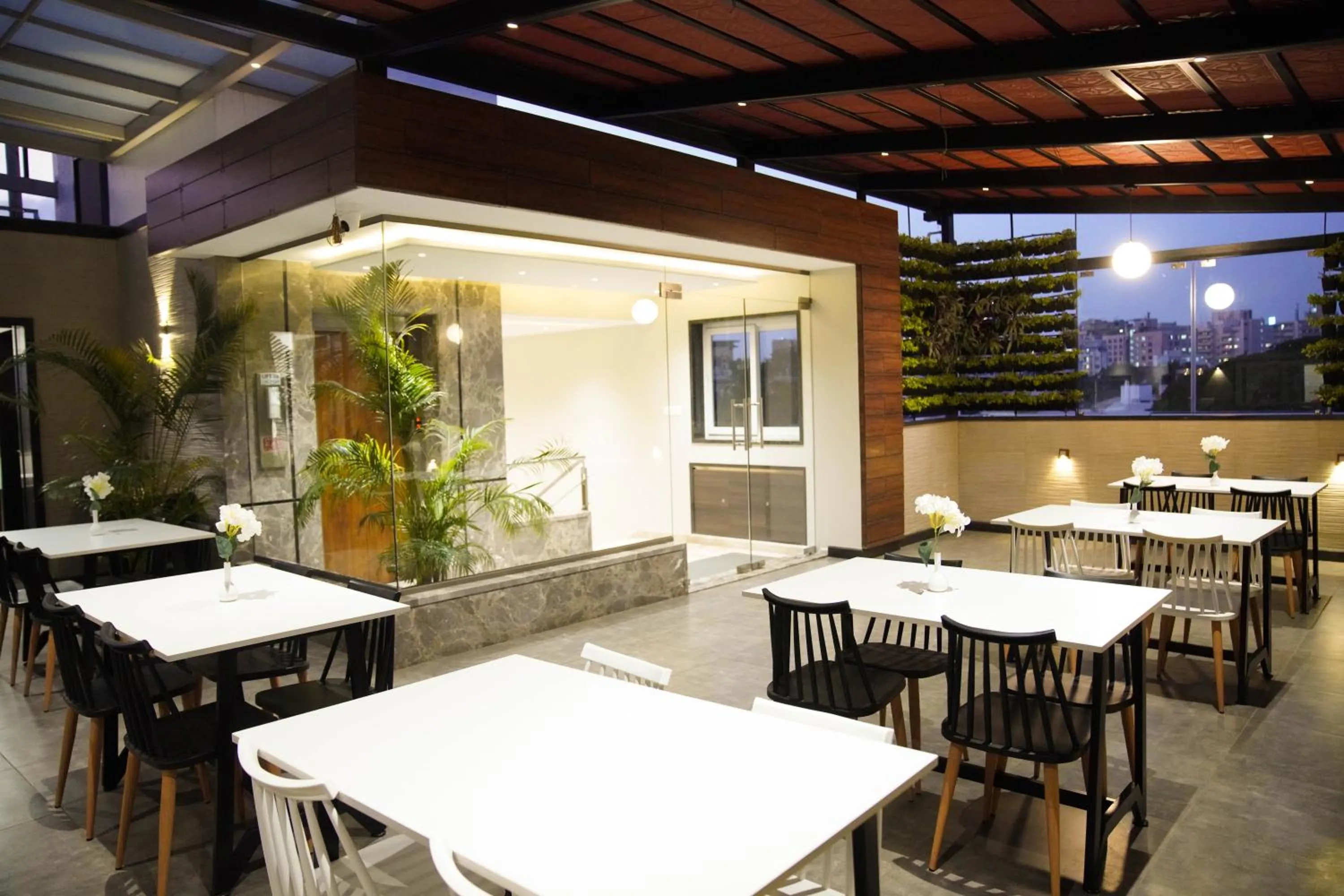 Restaurant/places to eat in Sun Shine Hotel