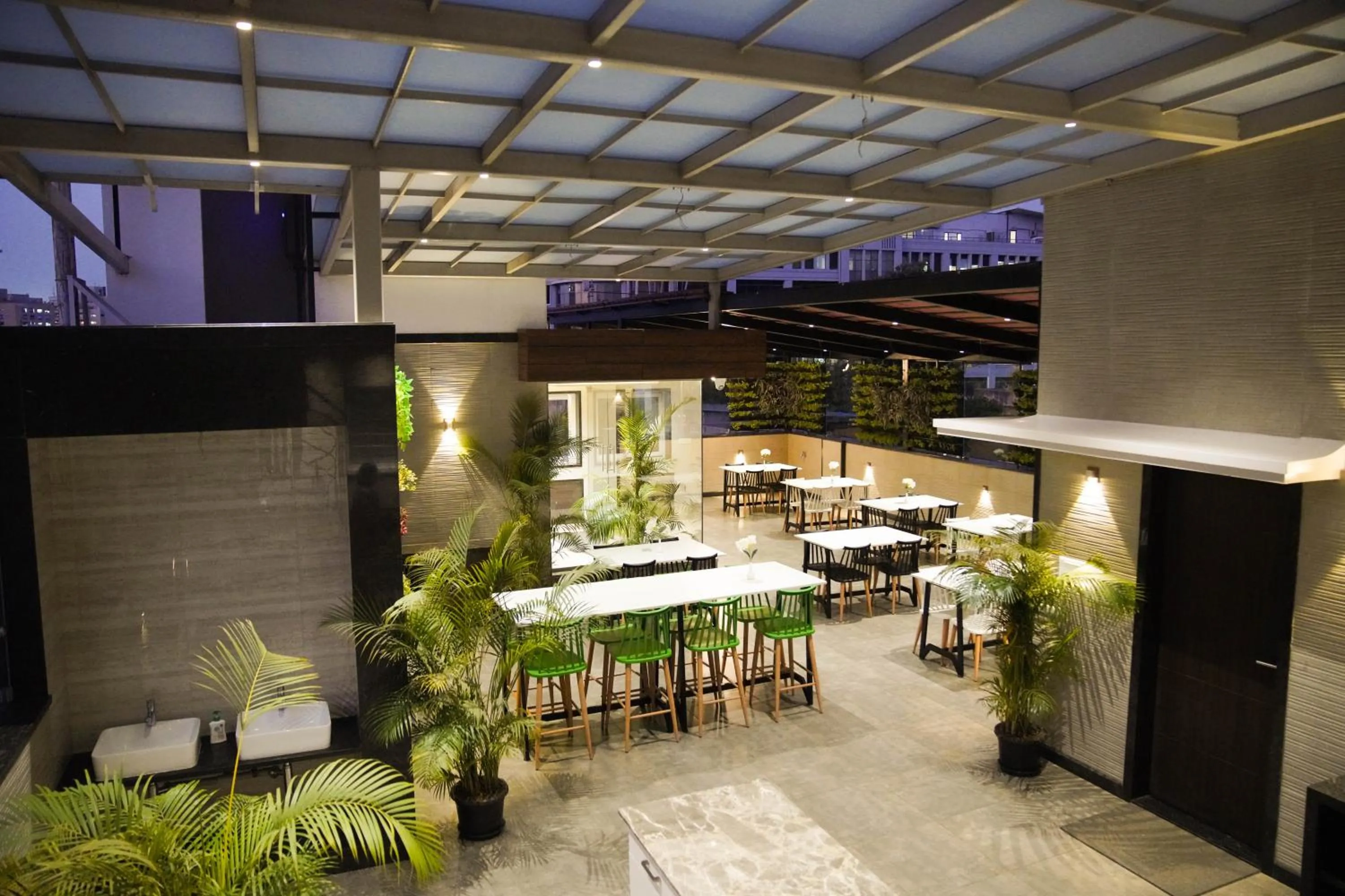 Restaurant/places to eat in Sun Shine Hotel