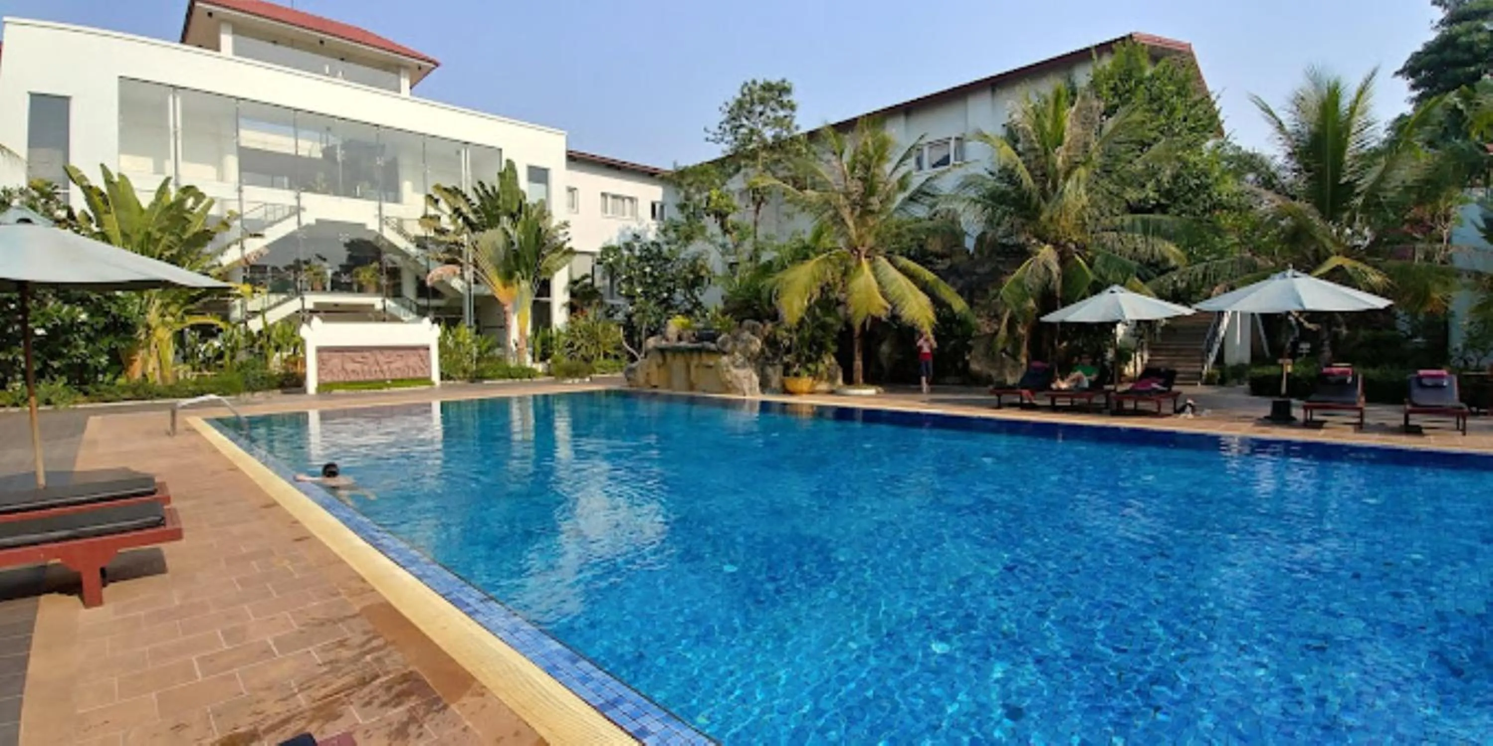 Swimming pool in EG Paradise Angkor Villa Hotel