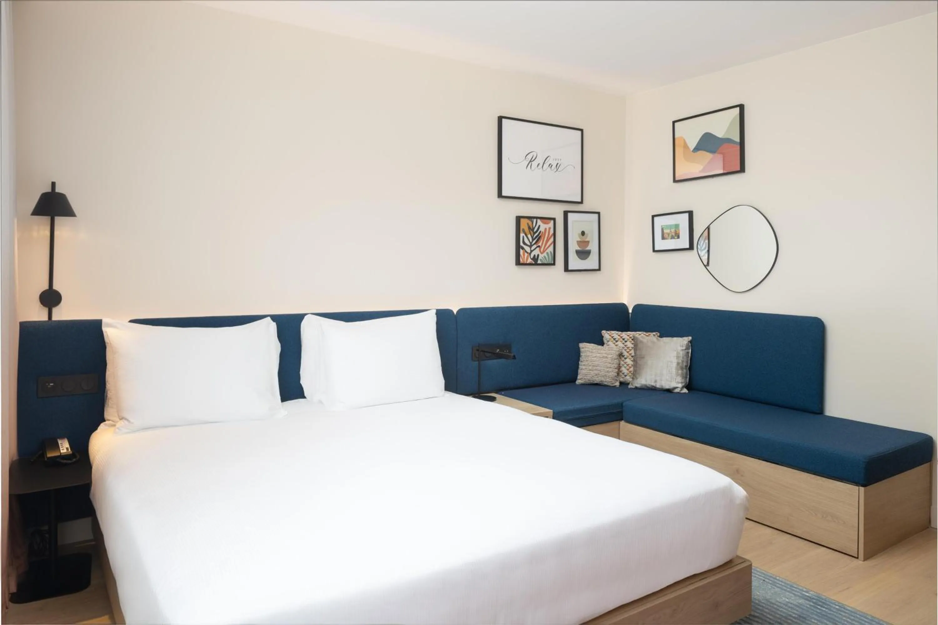 Living room, Bed in Hampton By Hilton Paris Charles De Gaulle Airport