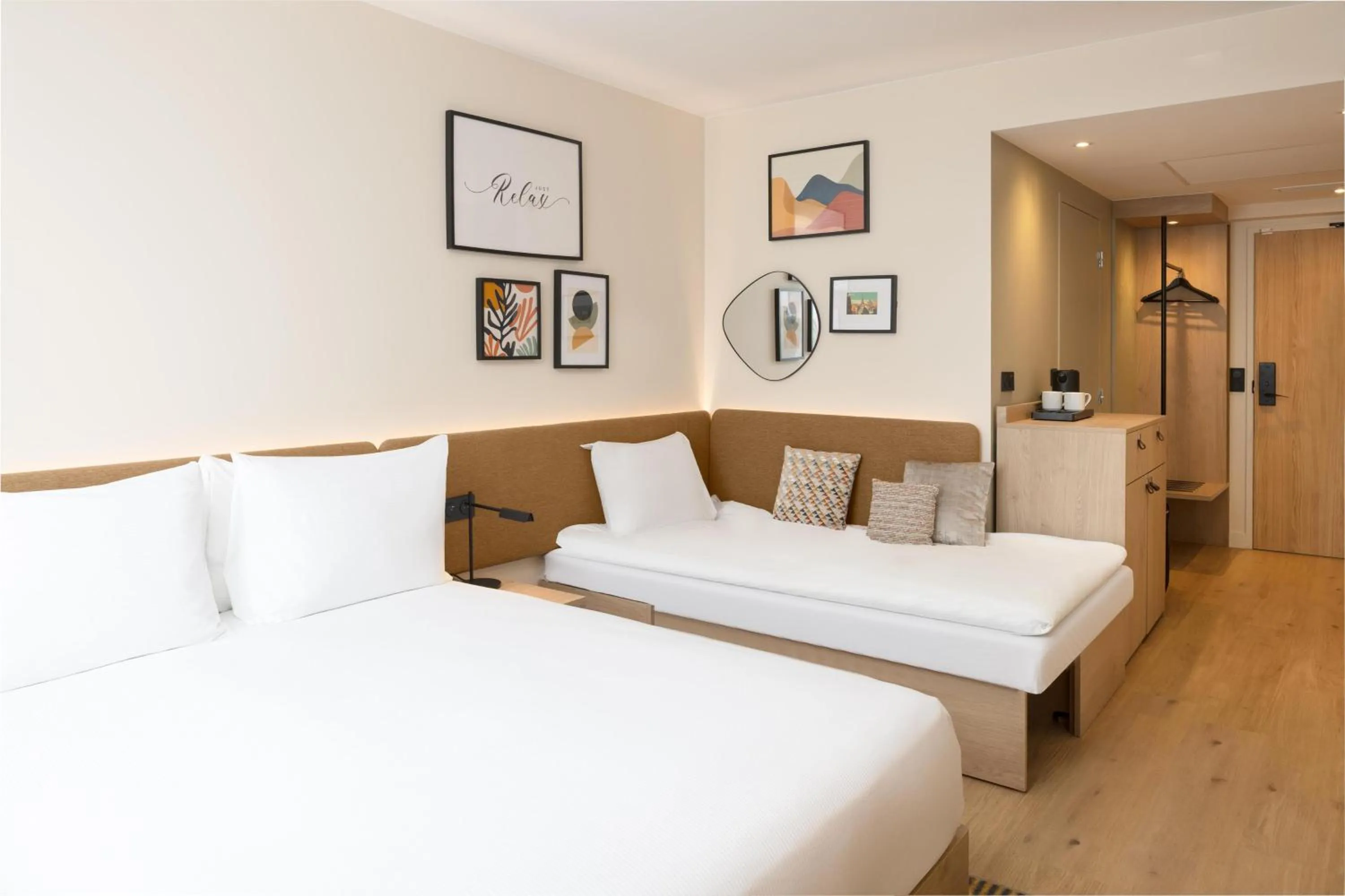 Living room, Bed in Hampton By Hilton Paris Charles De Gaulle Airport