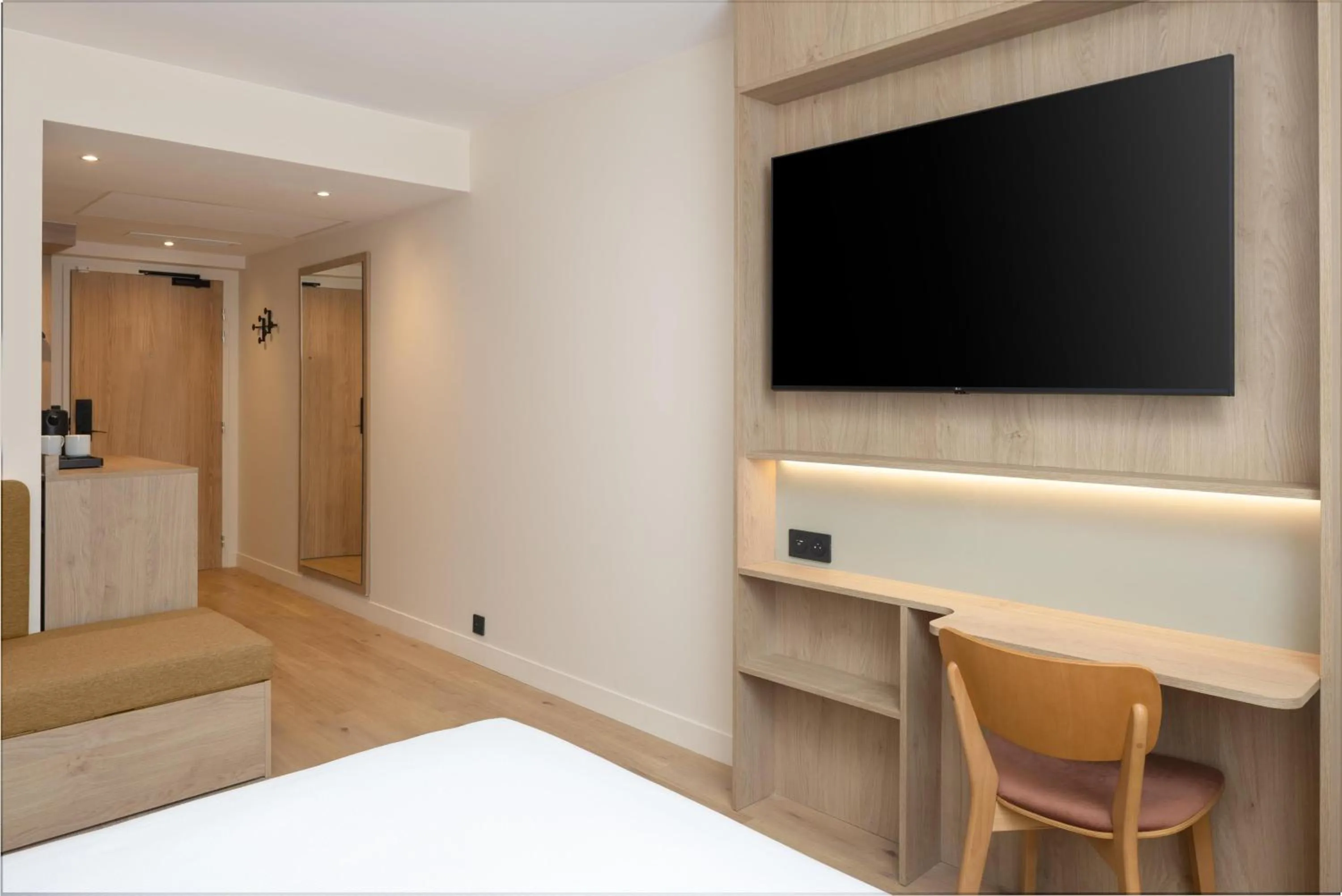 Bedroom, Bed in Hampton By Hilton Paris Charles De Gaulle Airport