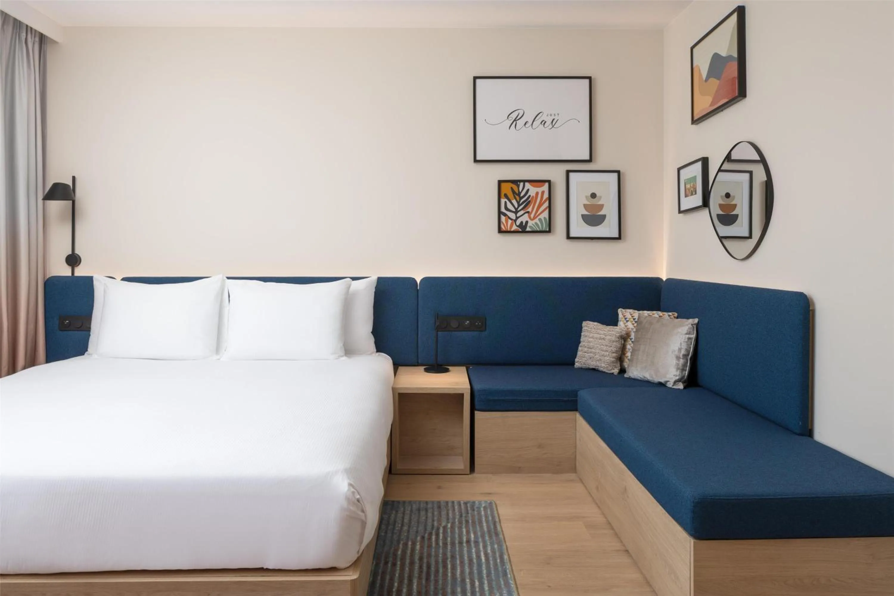 Living room, Bed in Hampton By Hilton Paris Charles De Gaulle Airport