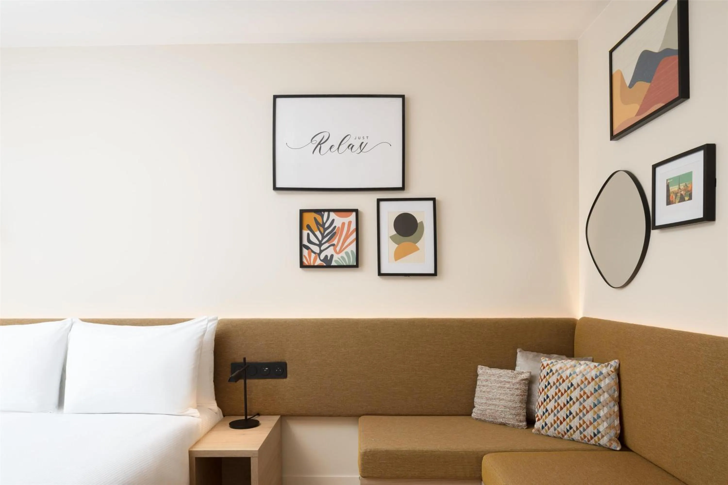 Living room in Hampton By Hilton Paris Charles De Gaulle Airport