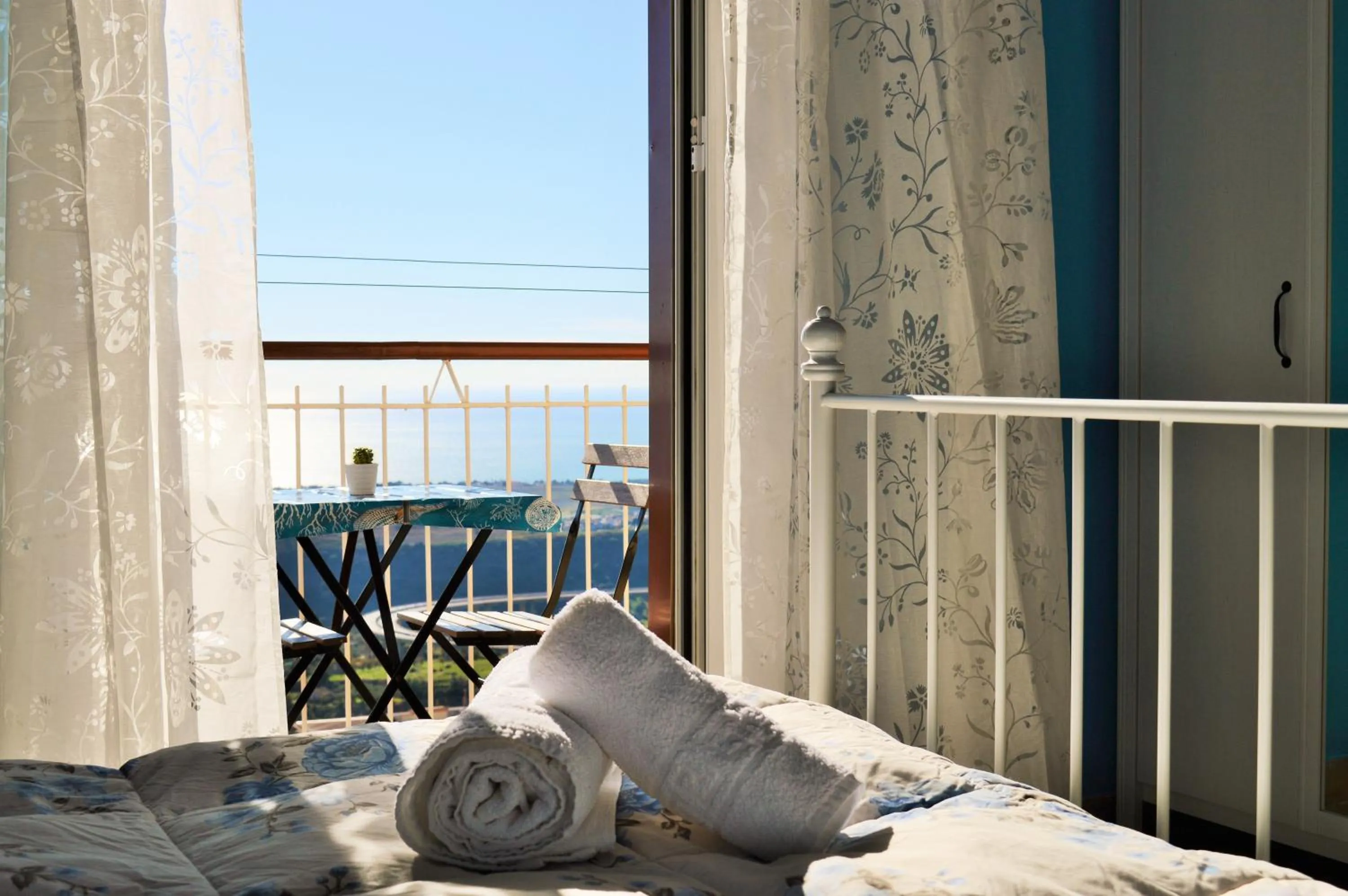 View (from property/room), Bed in B&B MiraValle Agrigento