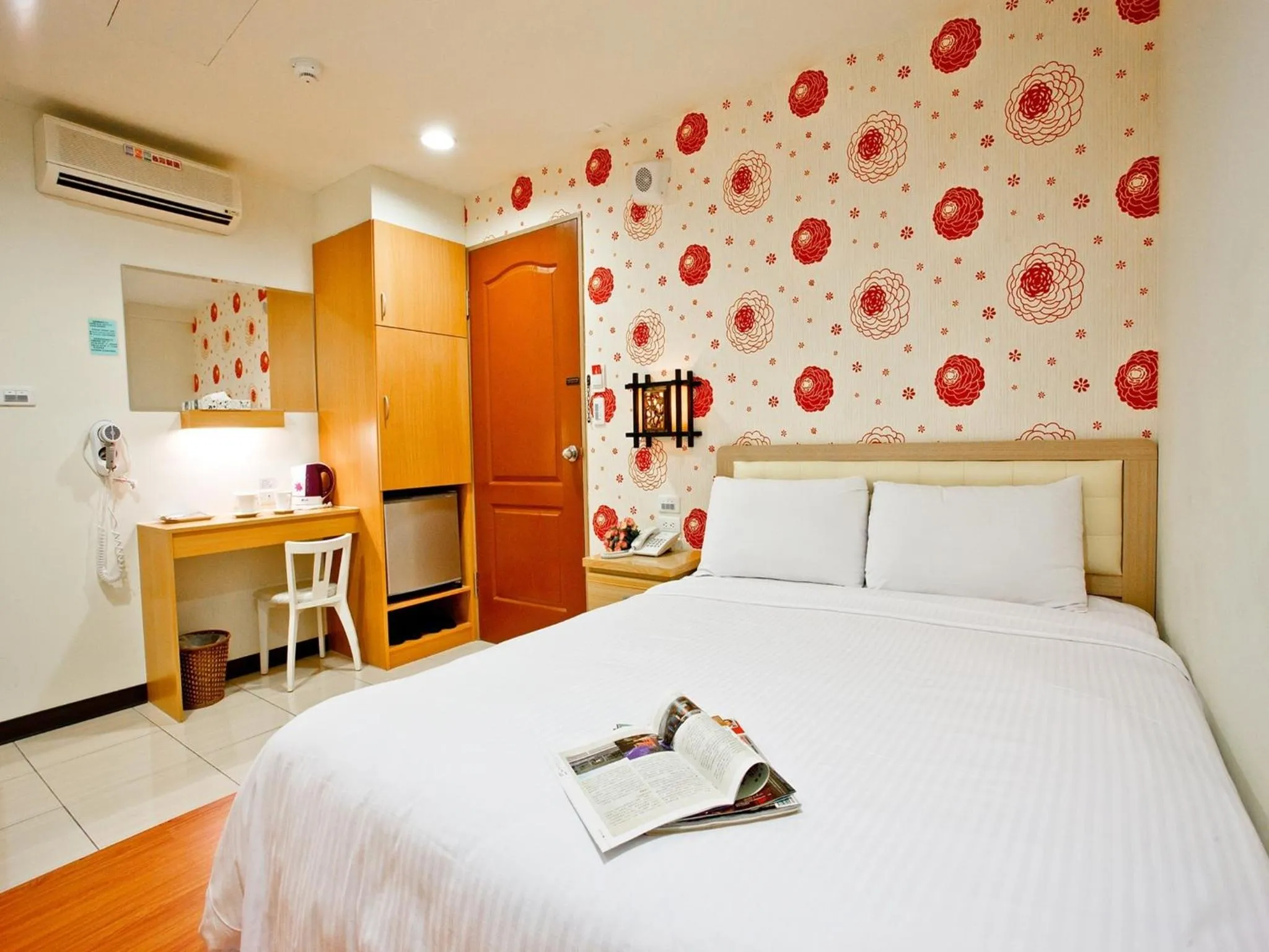 Bed in Green Park Commercial Hotel