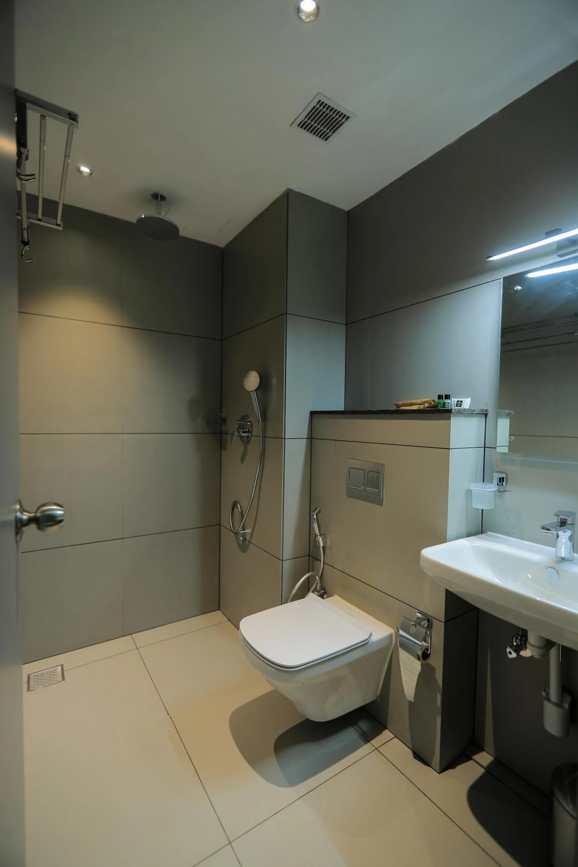 Shower in Mount Land