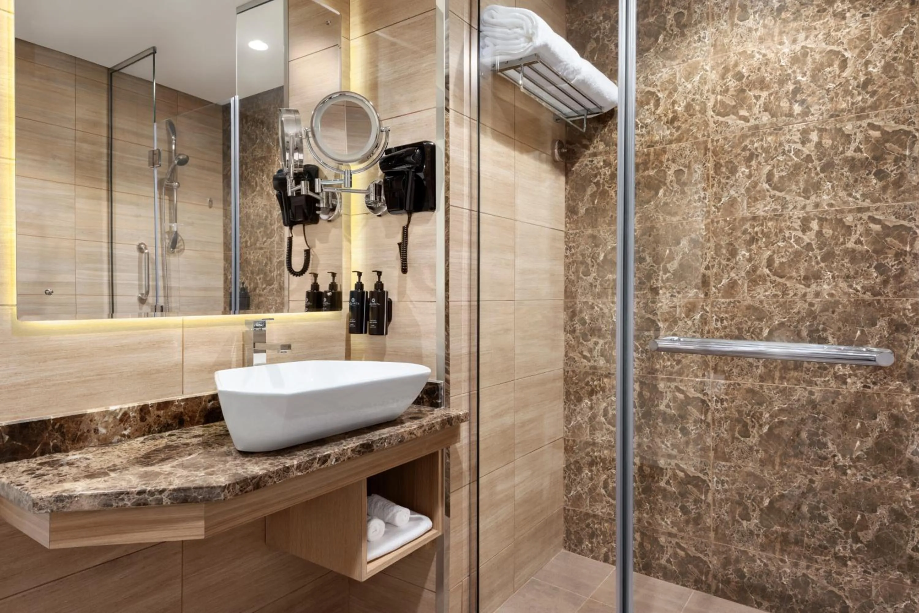 Shower in La Quinta by Wyndham Abu Dhabi Al Wahda