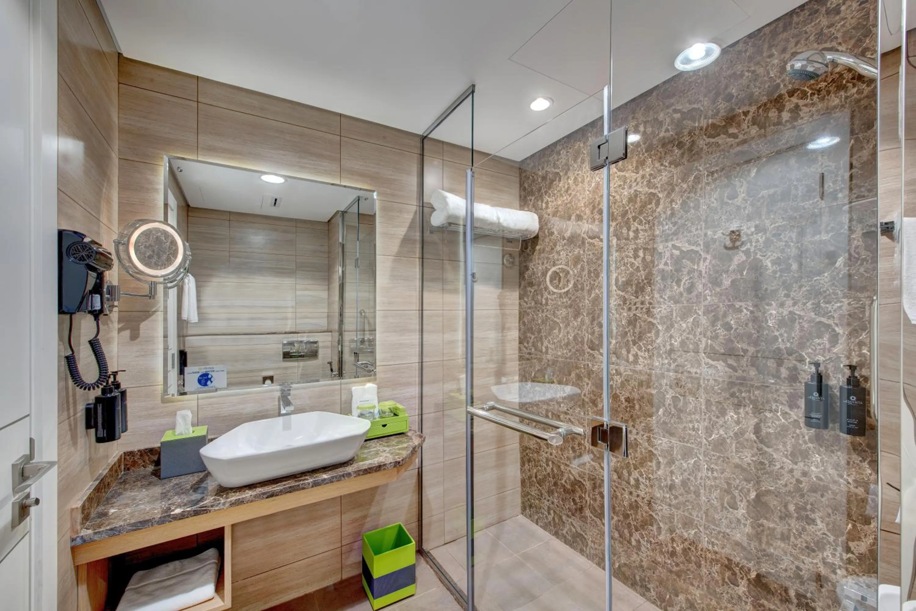 Shower in La Quinta by Wyndham Abu Dhabi Al Wahda