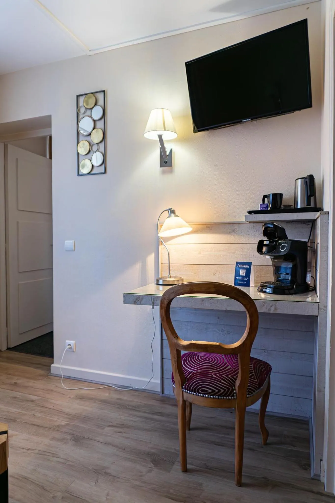 Coffee/tea facilities in Hôtel Spa & Restaurant Ô Pervenches