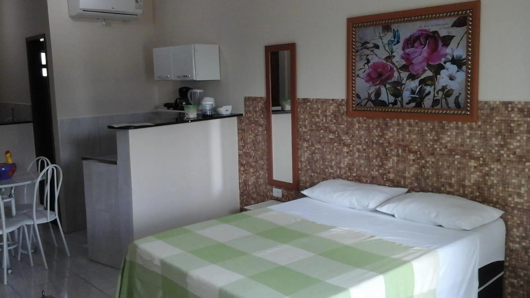 Photo of the whole room, Bed in Swiss Flats