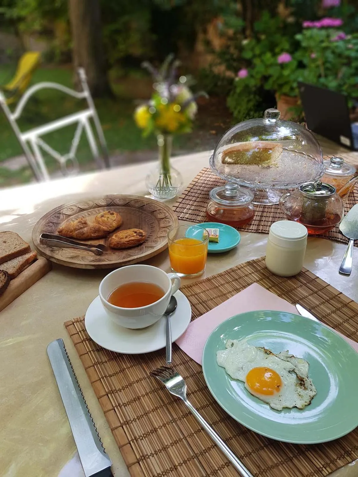 Breakfast in Bed and Breakfast Jardin de Marie