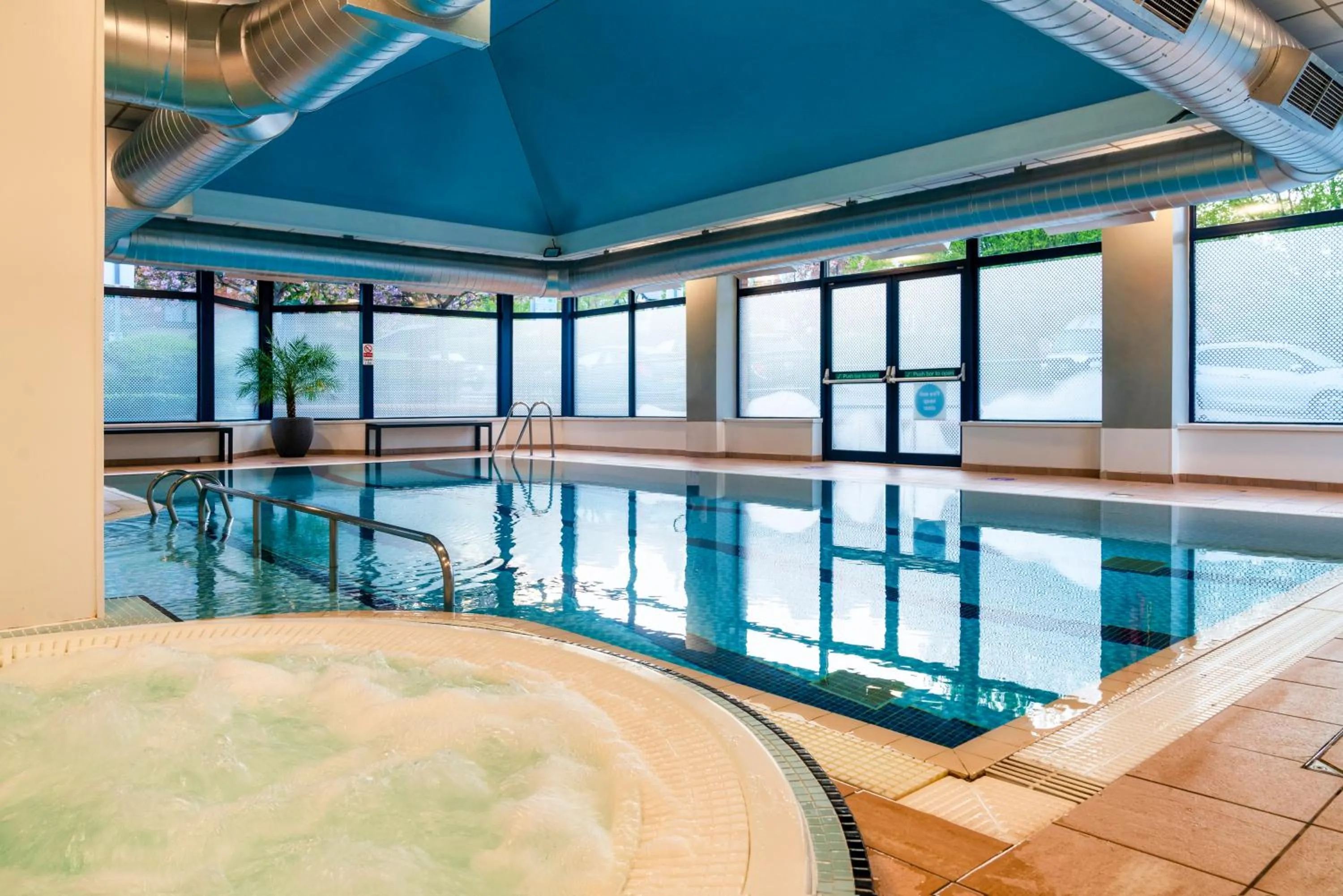 Swimming pool in Mercure Nottingham Sherwood