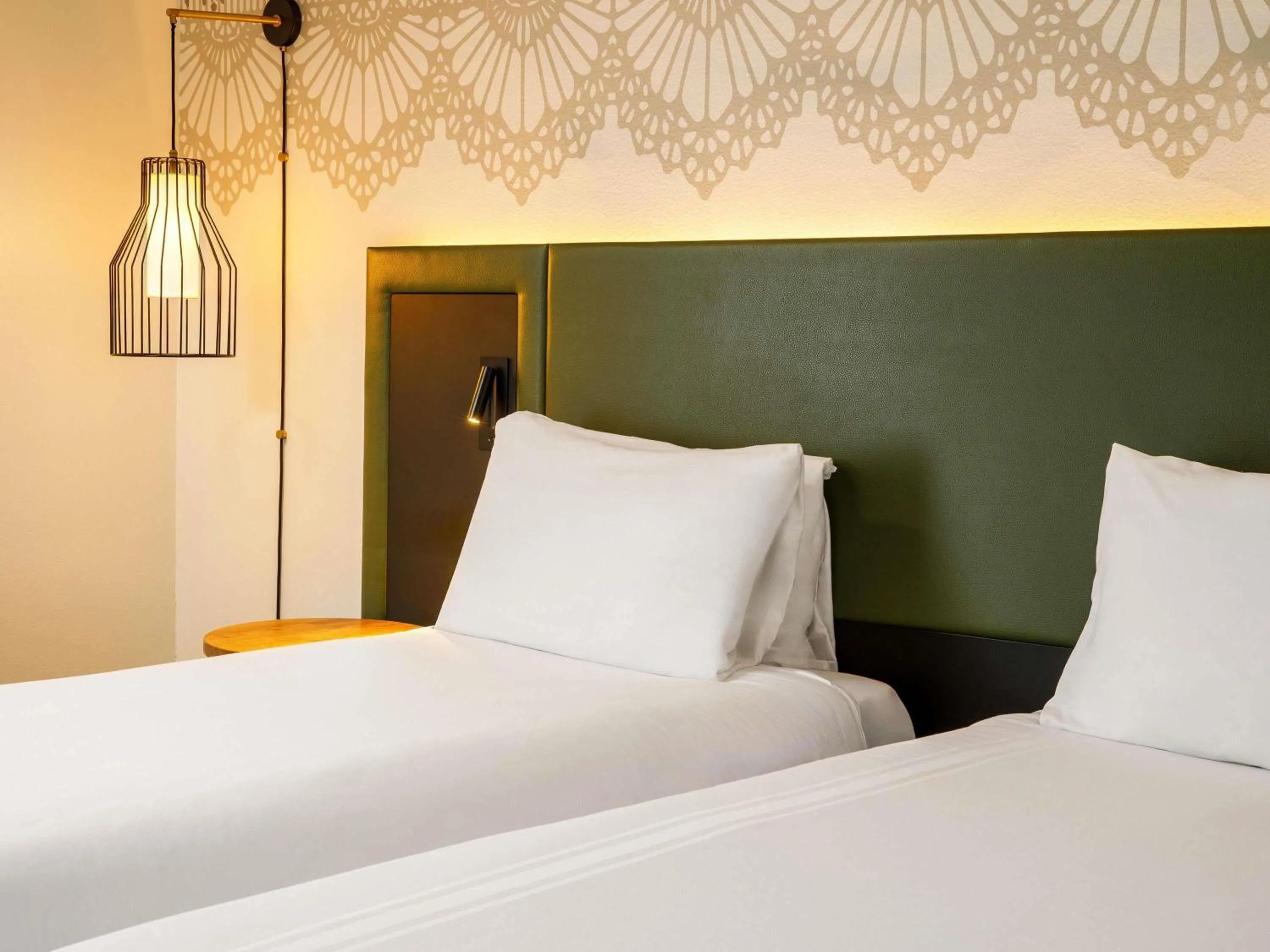 Bedroom, Bed in Mercure Nottingham Sherwood