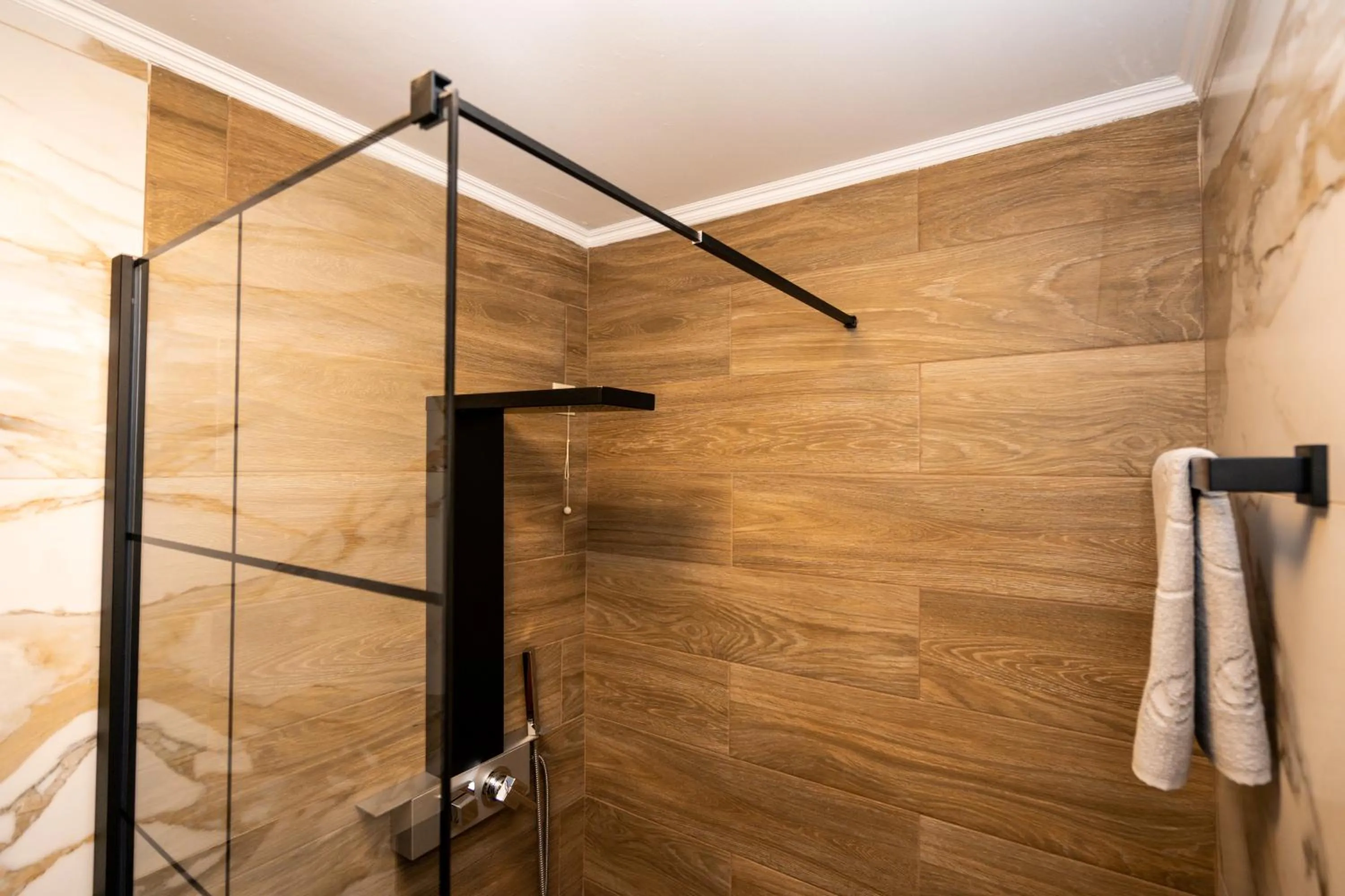 Shower in Hotel Epavlis