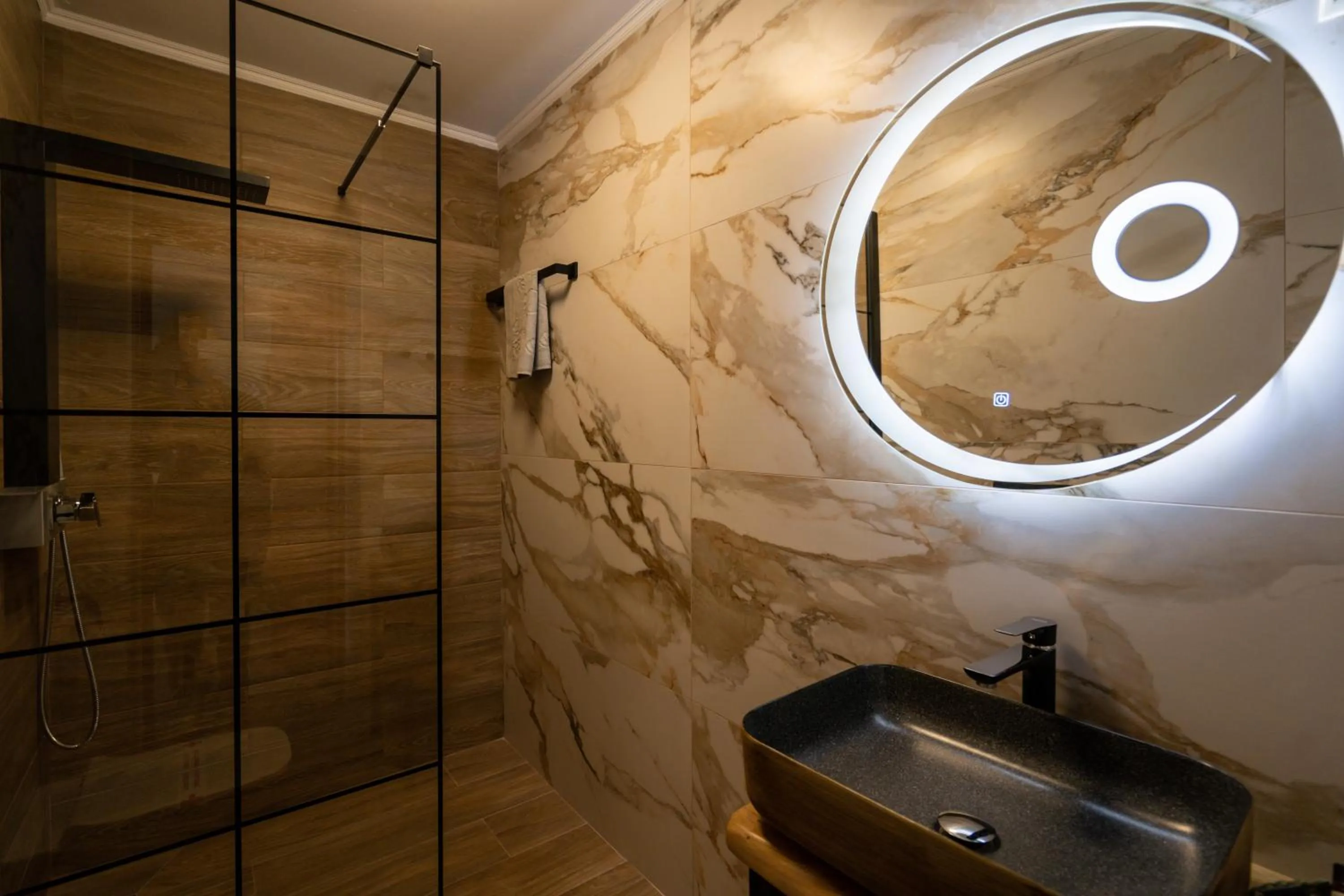 Shower in Hotel Epavlis