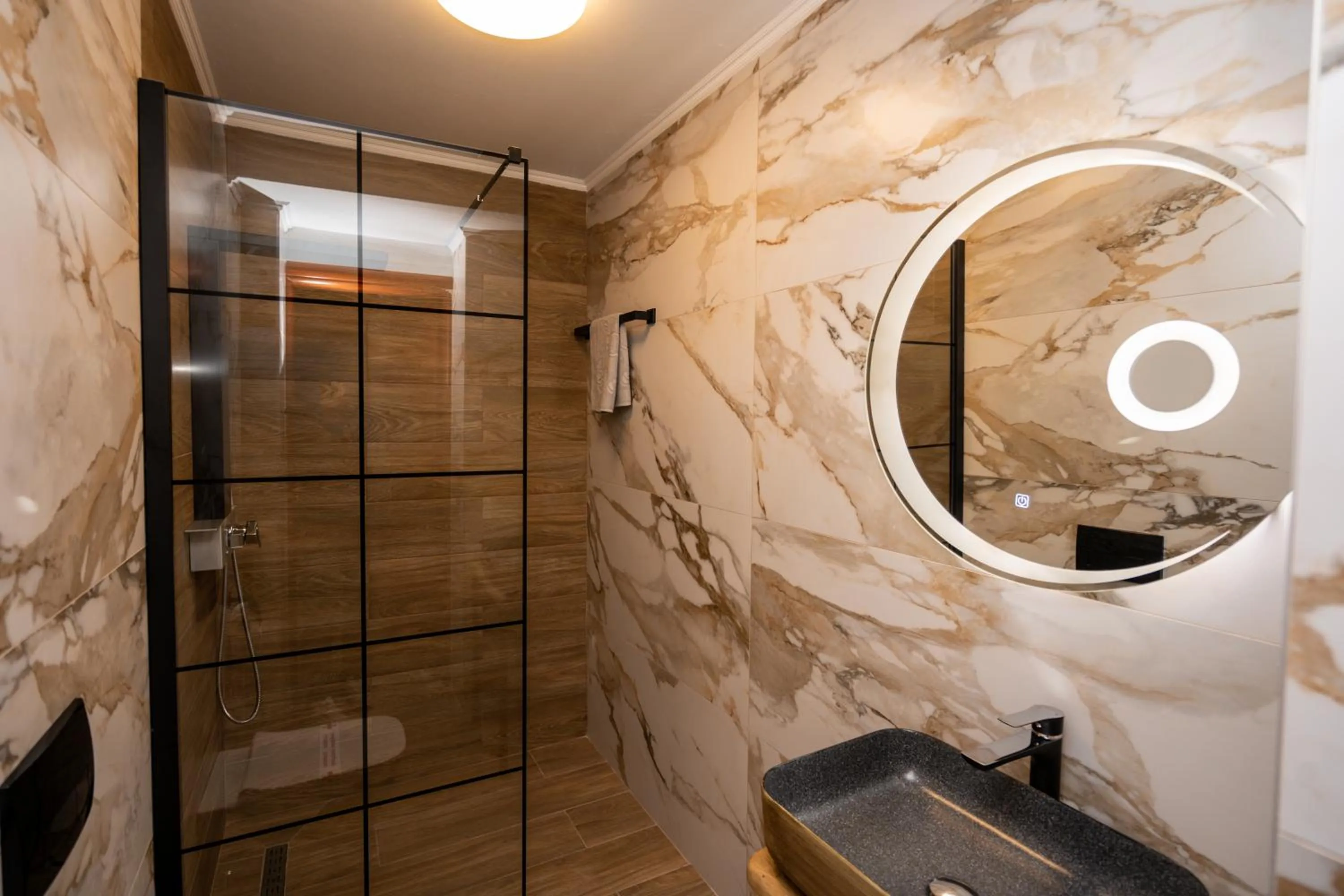 Shower in Hotel Epavlis