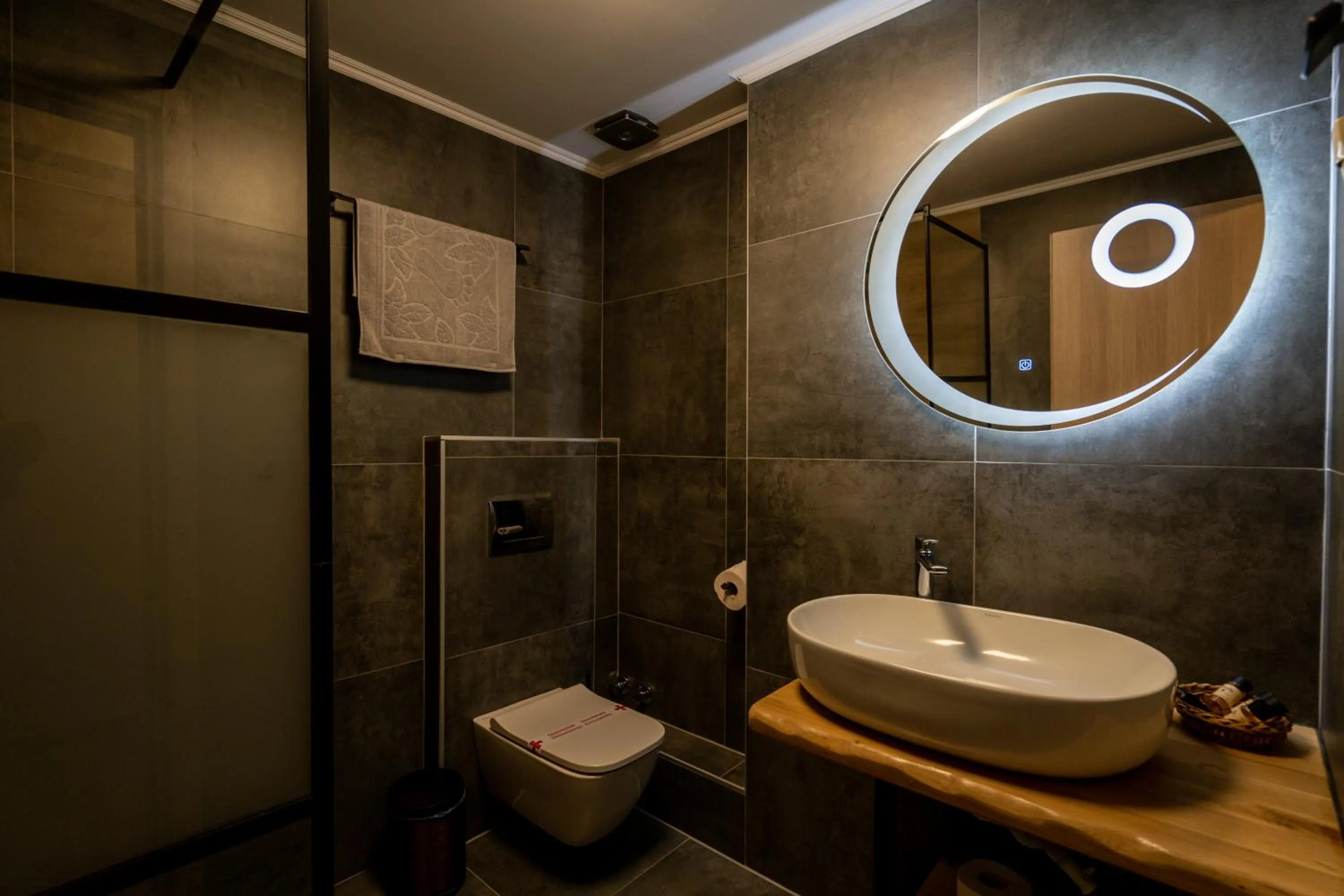 Shower in Hotel Epavlis