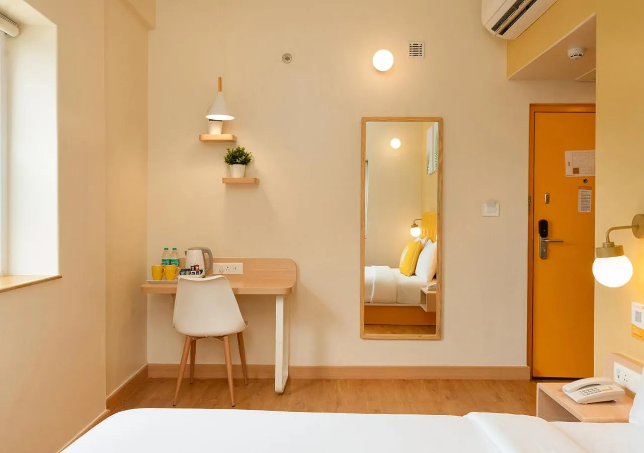 Photo of the whole room, Bed in Bloom Hotel - Financial District