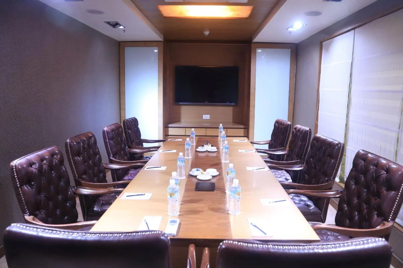 Business facilities in De Sovrani