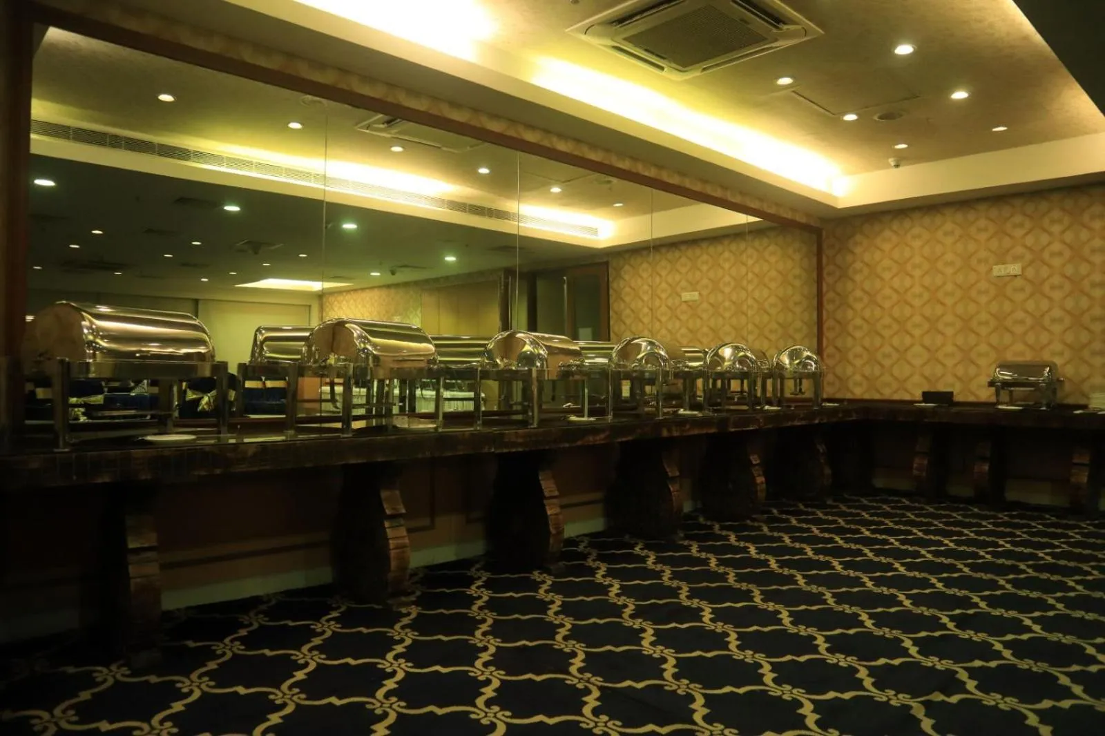 Business facilities in De Sovrani