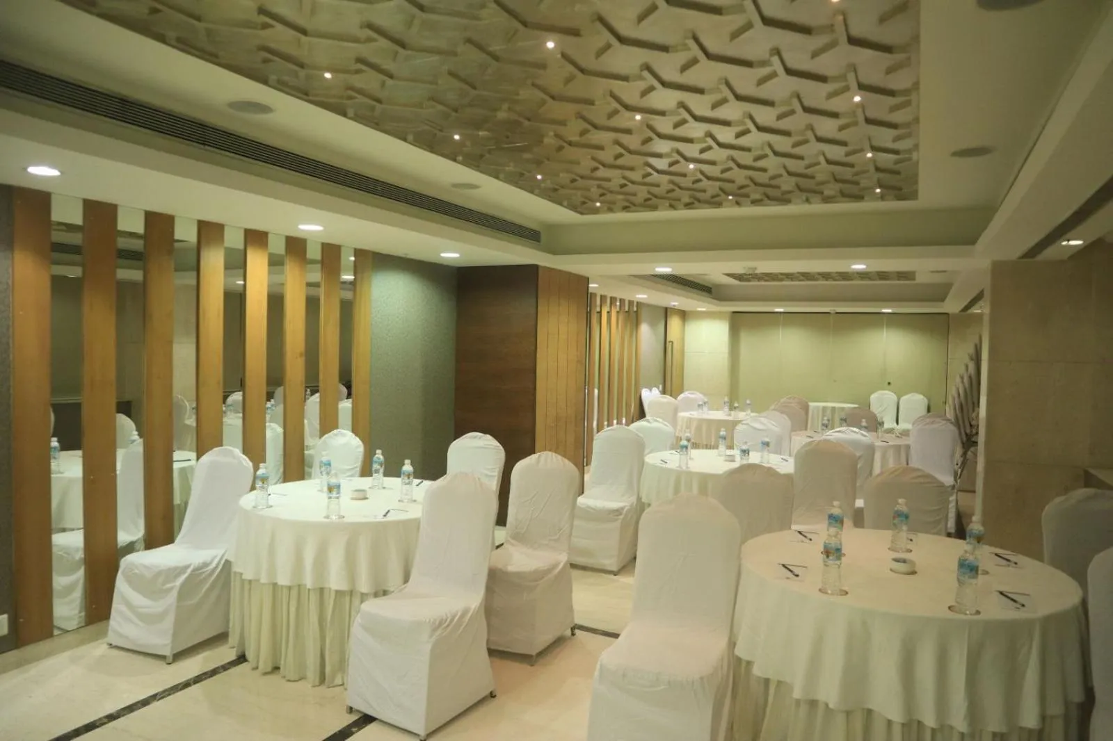 Business facilities in De Sovrani