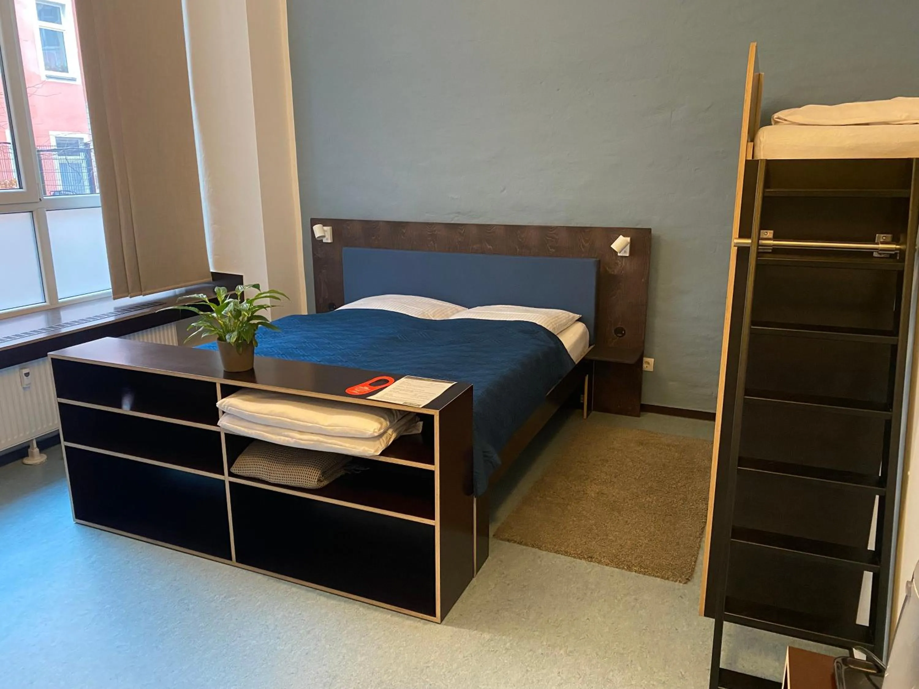 Photo of the whole room, Bed in Hüttenpalast