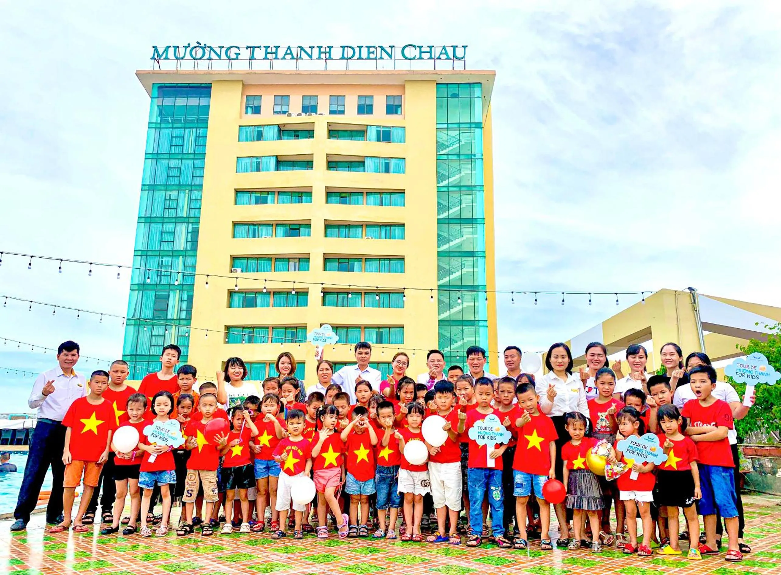 group of guests in Muong Thanh Dien Chau Hotel