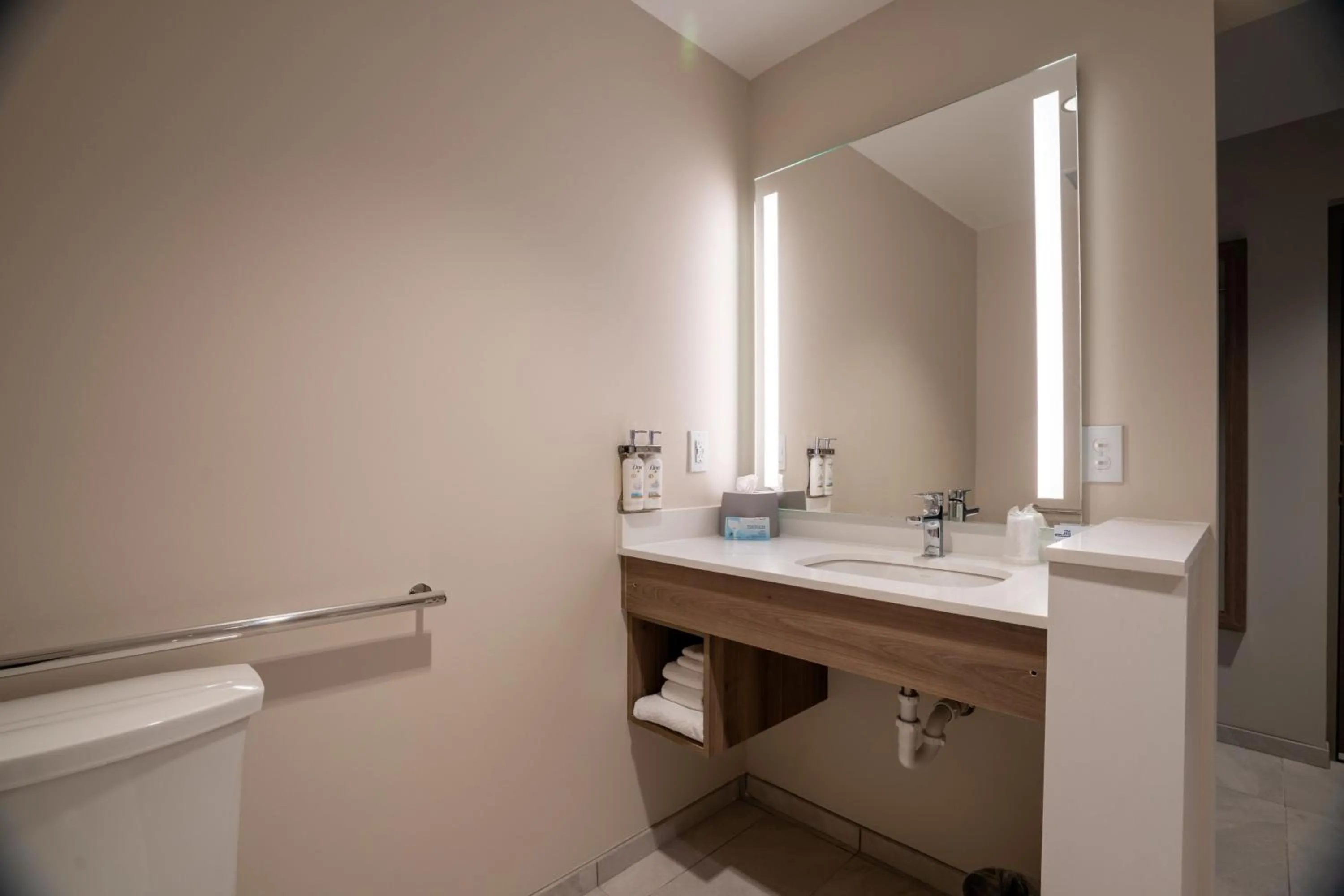 Photo of the whole room in Holiday Inn Express & Suites Murfreesboro West by IHG