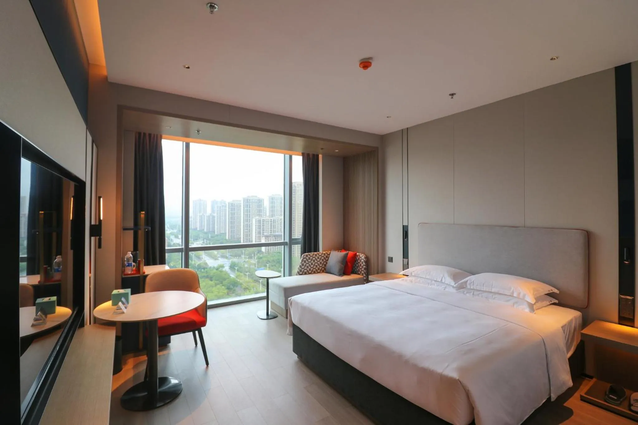 Photo of the whole room, Bed in Holiday Inn Express Suzhou East Taihu by IHG