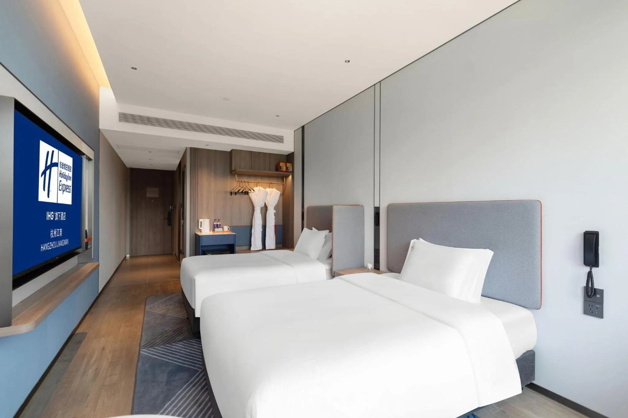 Photo of the whole room, Bed in Holiday Inn Express Hangzhou Jiangnan by IHG